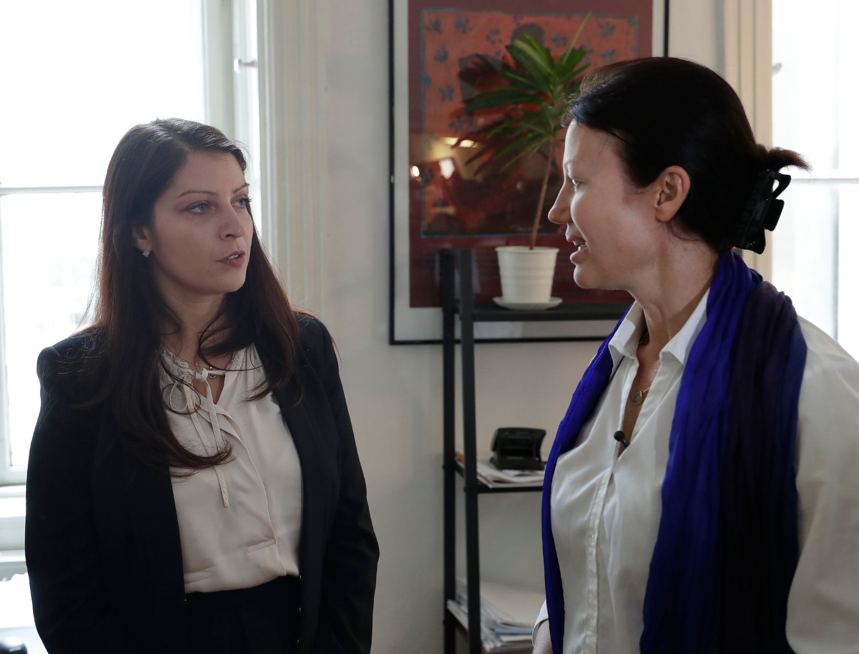 Am 12. September 2017 besuchte Staatssekret&auml;rin Muna Duzdar (l.) den Verein &quot;Frauen beraten Frauen&quot; um das Projekt #GegenHassimNetz zu pr&auml;sentieren. Im Bild mit Bettina Zehetner (r.), psychosoziale Beraterin des Vereins &quot;Frauen beraten Frauen&quot;.