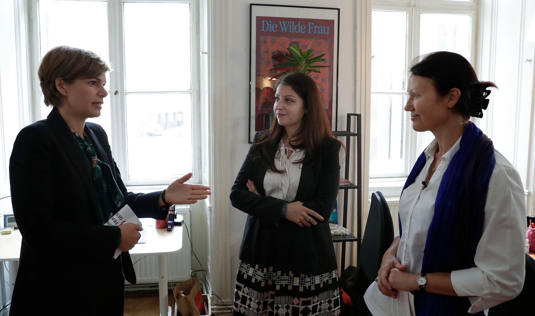 Am 12. September 2017 besuchte Staatssekret&auml;rin Muna Duzdar (m.) den Verein &quot;Frauen beraten Frauen&quot; um das Projekt #GegenHassimNetz zu pr&auml;sentieren. Im Bild mit Frauenministerin Pamela Rendi-Wagner (l.) und Bettina Zehetner (r.), psychosoziale Beraterin des Vereins &quot;Frauen beraten Frauen&quot;.