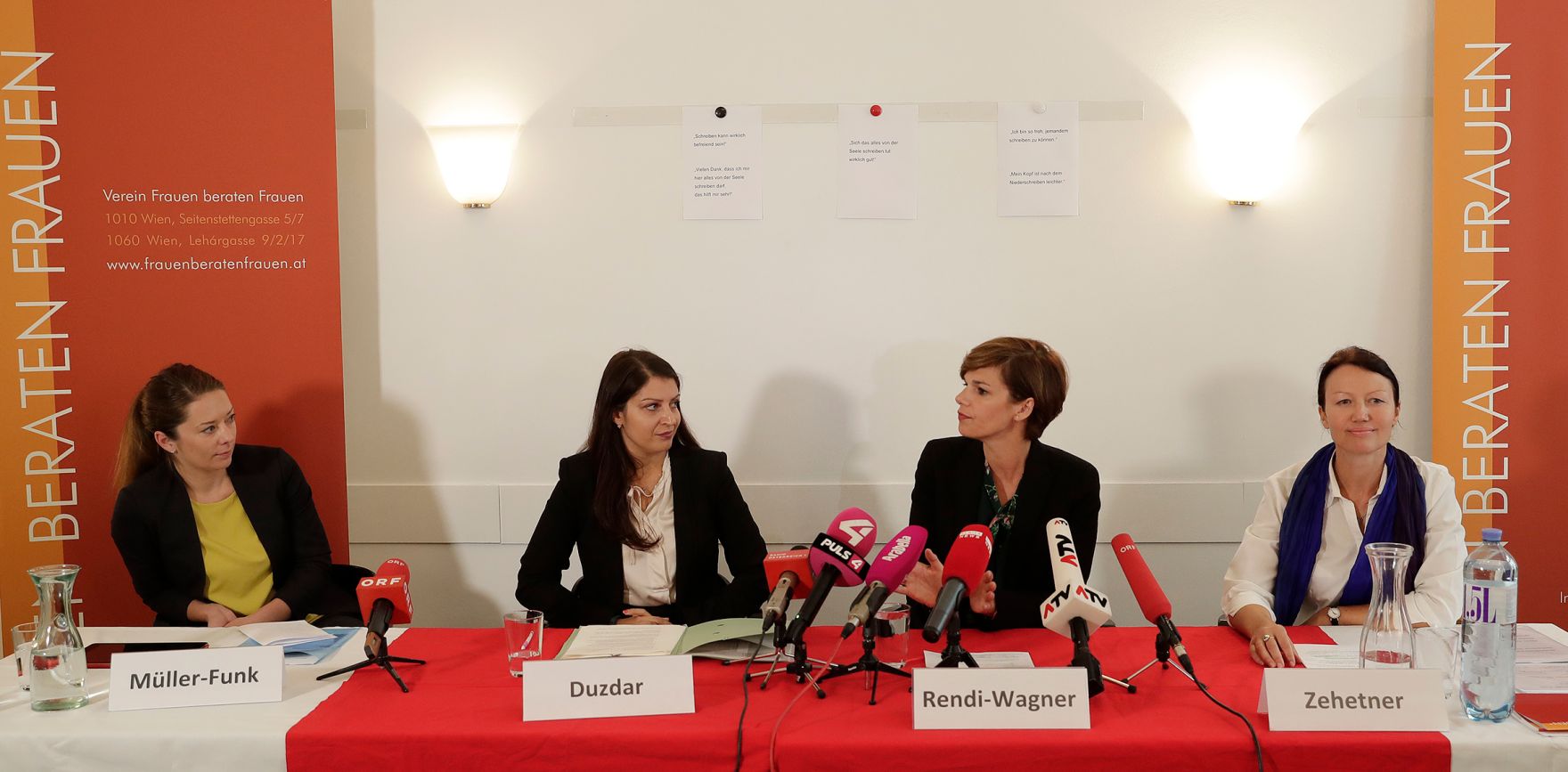 Am 12. September 2017 besuchte Staatssekret&auml;rin Muna Duzdar (m.l.) den Verein &quot;Frauen beraten Frauen&quot; um das Projekt #GegenHassimNetz zu pr&auml;sentieren. Im Bild mit Anna M&uuml;ller-Funk (l.) vom Ludwig Boltzmann Institut f&uuml;r Menschenrechte, Frauenministerin Pamela Rendi-Wagner (m.r.) und Bettina Zehetner (r.), psychosoziale Beraterin des Vereins &quot;Frauen beraten Frauen&quot;.