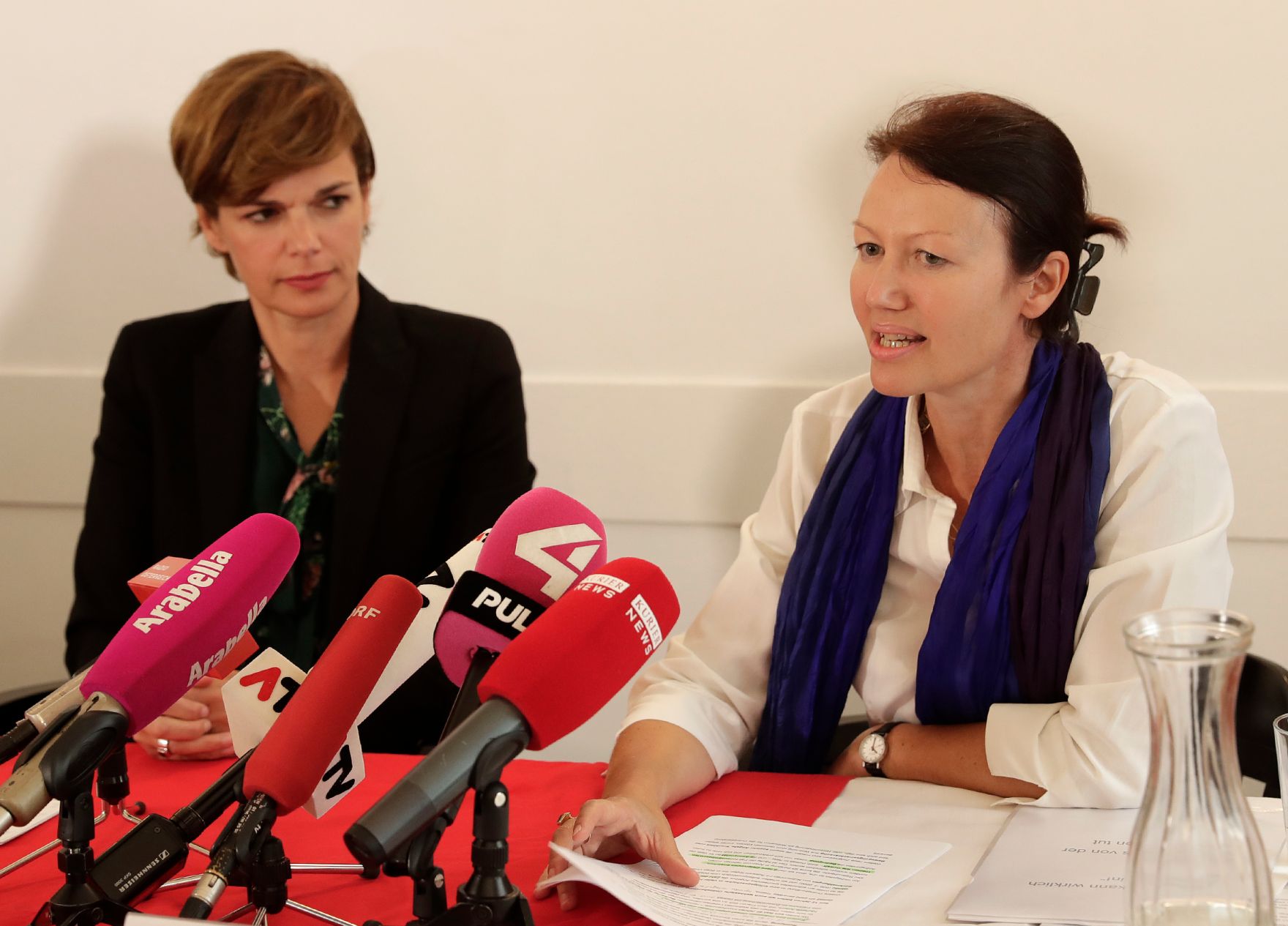 Am 12. September 2017 besuchte Staatssekret&auml;rin Muna Duzdar den Verein &quot;Frauen beraten Frauen&quot; um das Projekt #GegenHassimNetz zu pr&auml;sentieren. Im Bild Frauenministerin Pamela Rendi-Wagner (l.) mit Bettina Zehetner (r.), psychosoziale Beraterin des Vereins &quot;Frauen beraten Frauen&quot;.