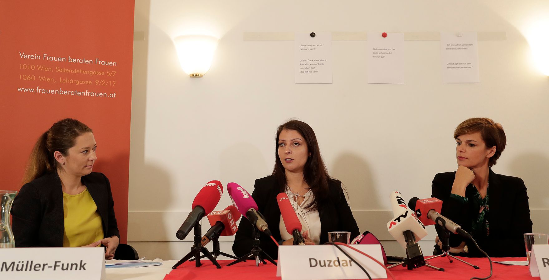 Am 12. September 2017 besuchte Staatssekret&auml;rin Muna Duzdar (m.) den Verein &quot;Frauen beraten Frauen&quot; um das Projekt #GegenHassimNetz zu pr&auml;sentieren. Im Bild mit Anna M&uuml;ller-Funk (l.) vom Ludwig Boltzmann Institut f&uuml;r Menschenrechte und Frauenministerin Pamela Rendi-Wagner (r.).