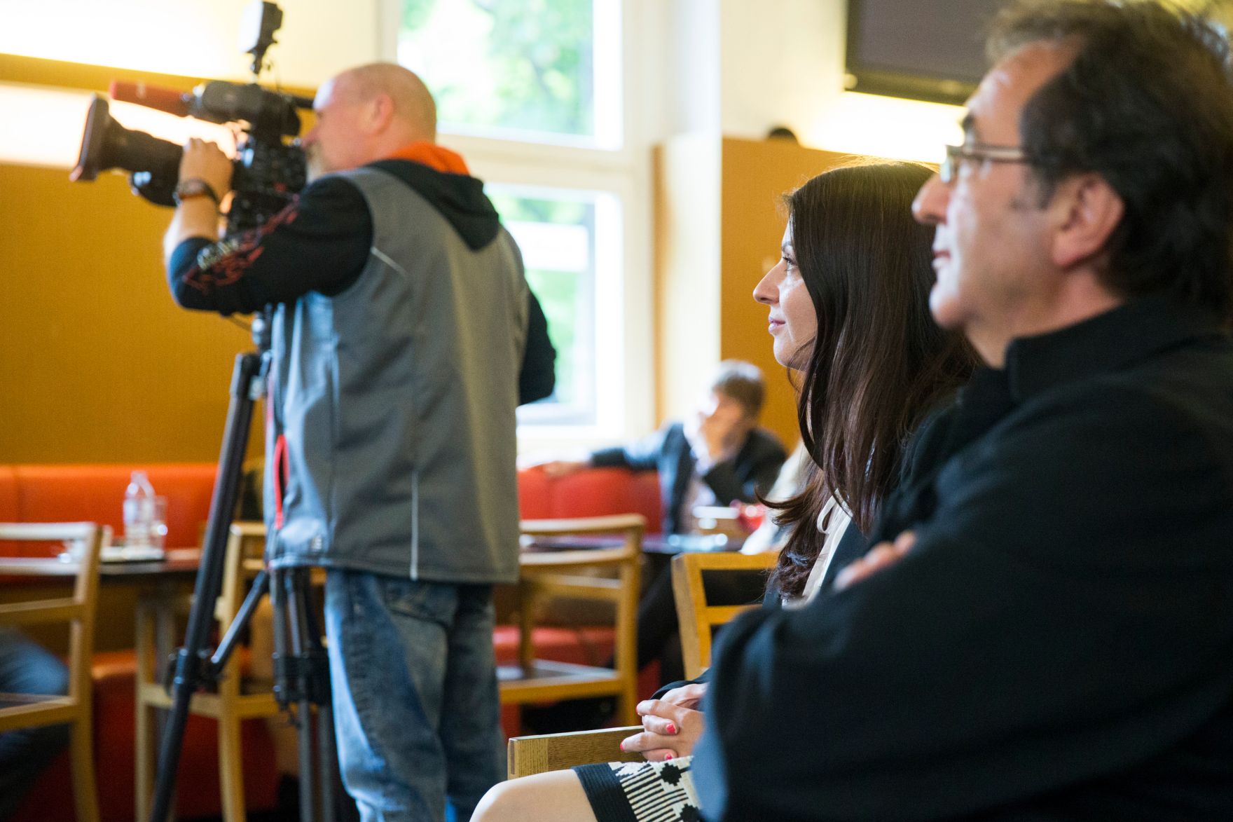 Am 12. September 2017 besuchte Staatssekret&auml;rin Muna Duzdar die Romblog Zeugnis Vergabe im ORF Funkhaus.