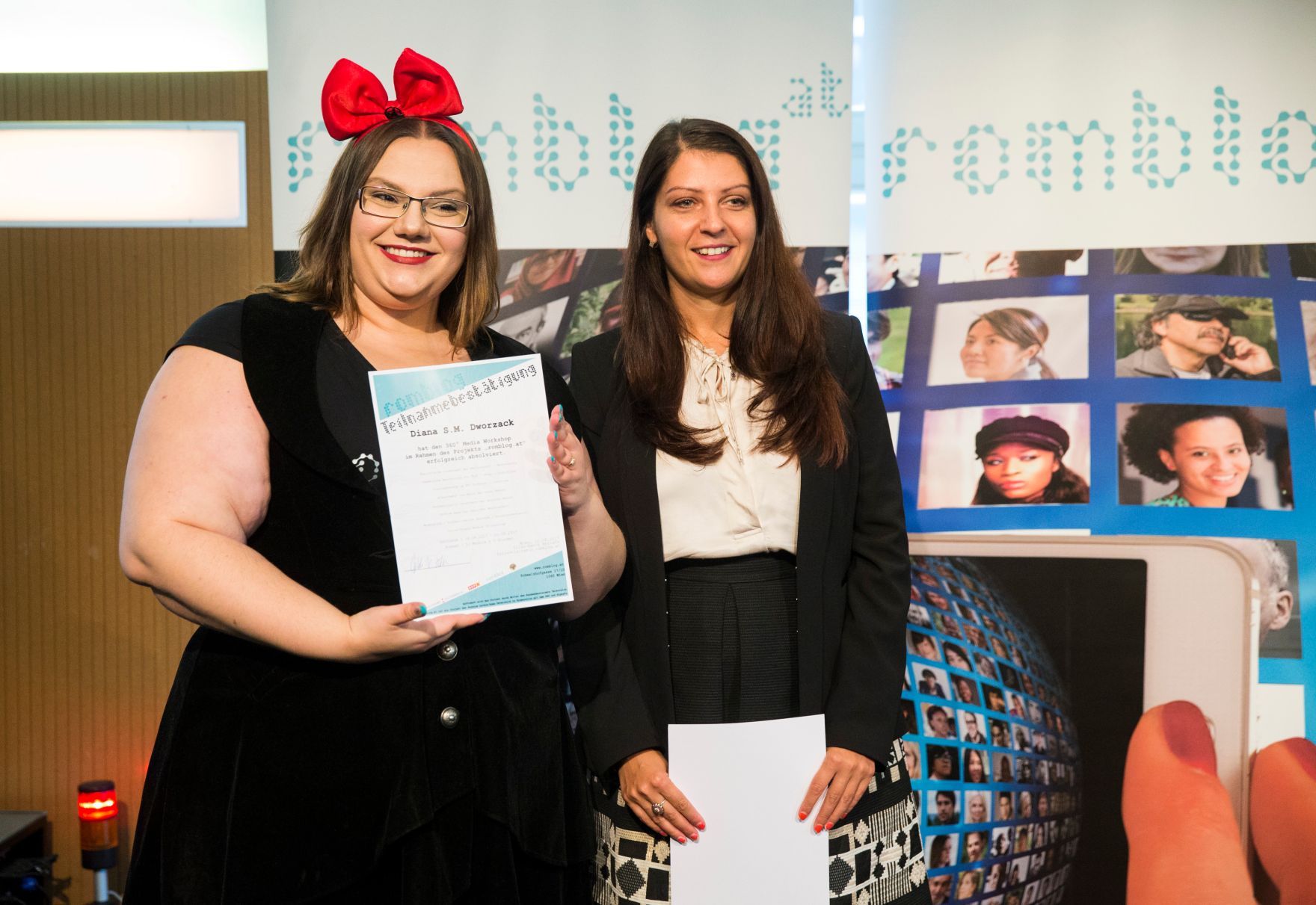 Am 12. September 2017 besuchte Staatssekret&auml;rin Muna Duzdar (r.) die Romblog Zeugnis Vergabe im ORF Funkhaus.