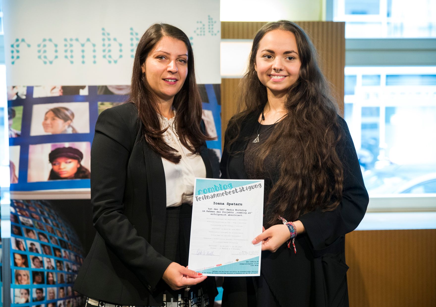 Am 12. September 2017 besuchte Staatssekret&auml;rin Muna Duzdar (l.) die Romblog Zeugnis Vergabe im ORF Funkhaus.