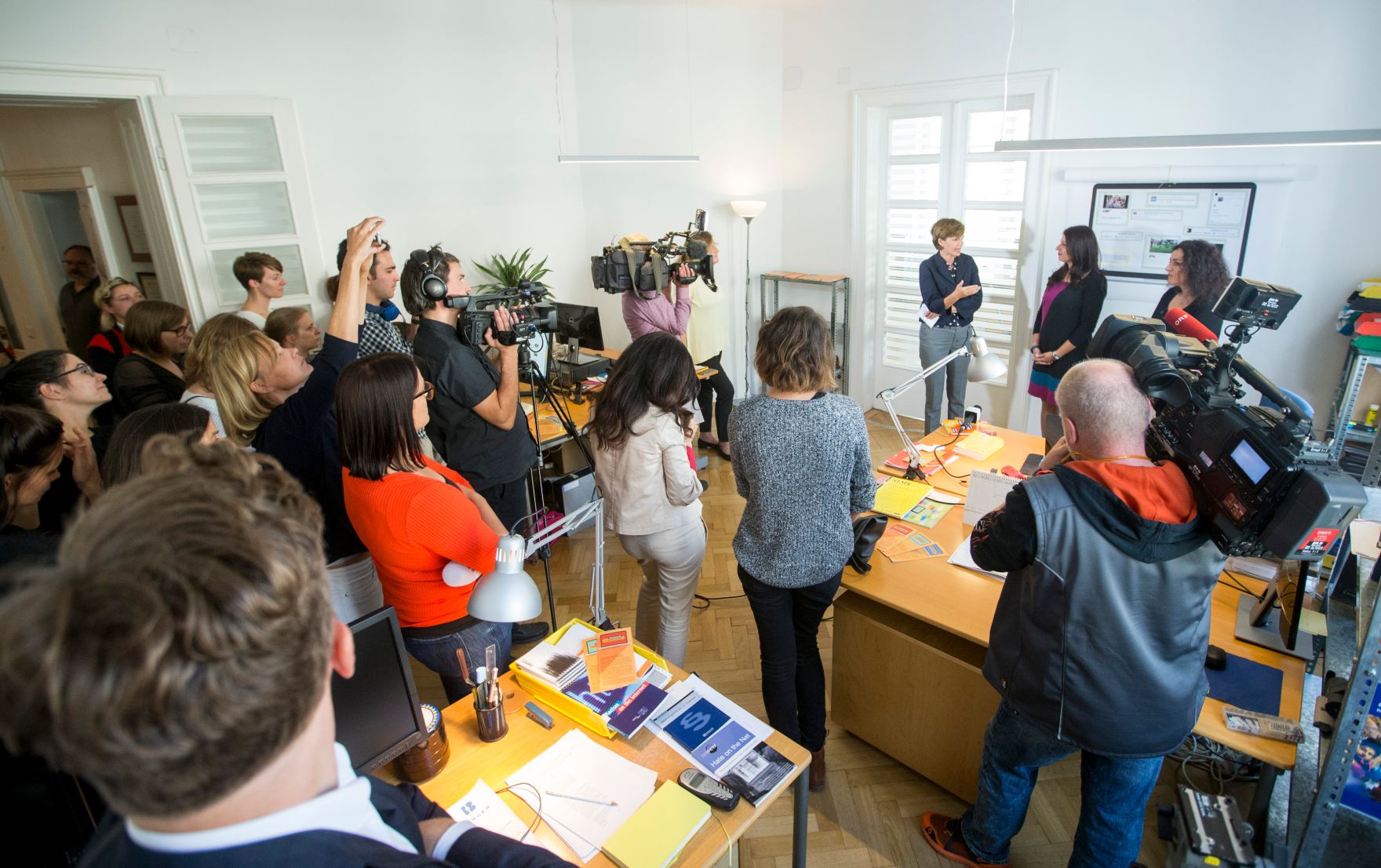 Am 15. September 2017 er&ouml;ffnete Staatssekret&auml;rin Muna Duzdar gemeinsam mit Frauenministerin Pamela Rendi-Wagner die Beratungsstelle #GegenHassimNetz in Wien Margareten.