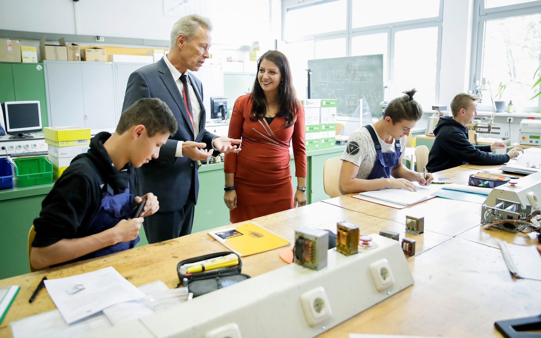 Am 21. September 2017 besuchte Staatssekret&auml;rin Muna Duzdar (m.) die HTL Donaustadt.