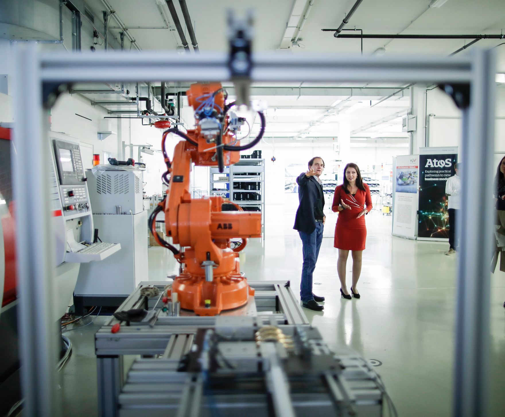 Am 21. September 2017 besuchte Staatssekret&auml;rin Muna Duzdar (r.) die Pilotfabrik Aspern.