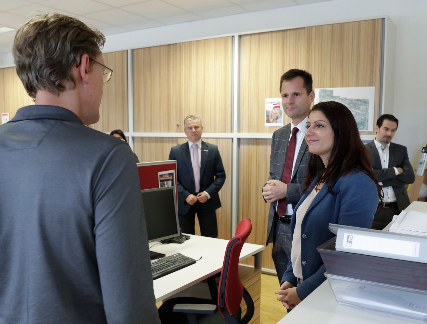 Am 22. September 2017 besuchte Staatssekret&auml;rin Muna Duzdar (im Bild) den Betrieb &quot;VINCI Energies Austria&quot;.