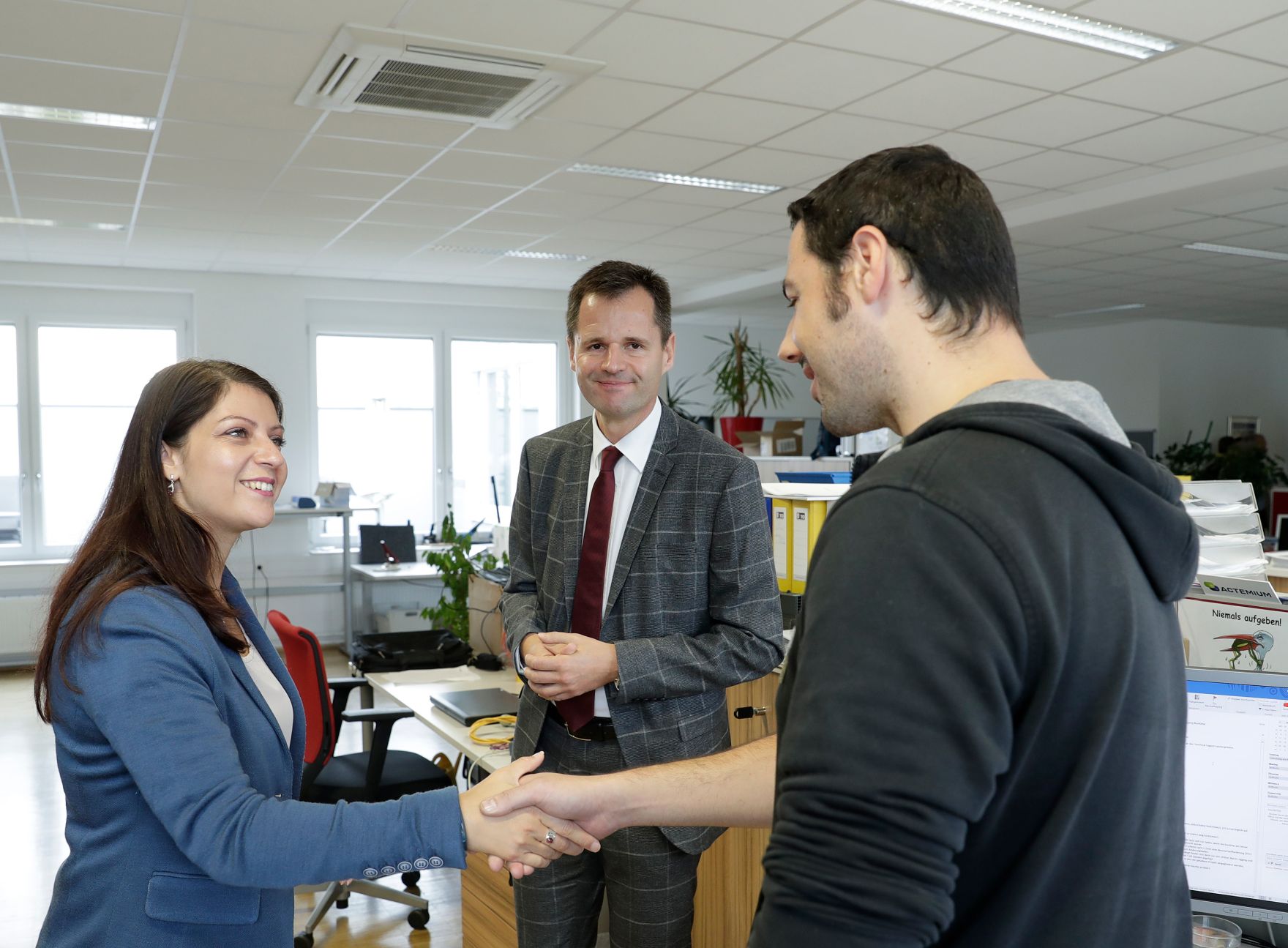 Am 22. September 2017 besuchte Staatssekret&auml;rin Muna Duzdar (im Bild) den Betrieb &quot;VINCI Energies Austria&quot;.