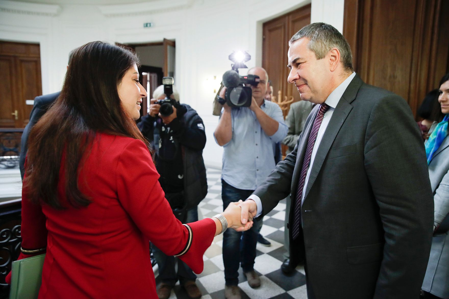 Am 26. September 2017 fand der Auftakt der Gehaltsverhandlungen &Ouml;ffentlicher Dienst in der Hohenstaufengasse statt. Im Bild Staatssekret&auml;rin Muna Duzdar (l.) mit dem G&Ouml;D Vorsitzenden Norbert Schnedl (r.).