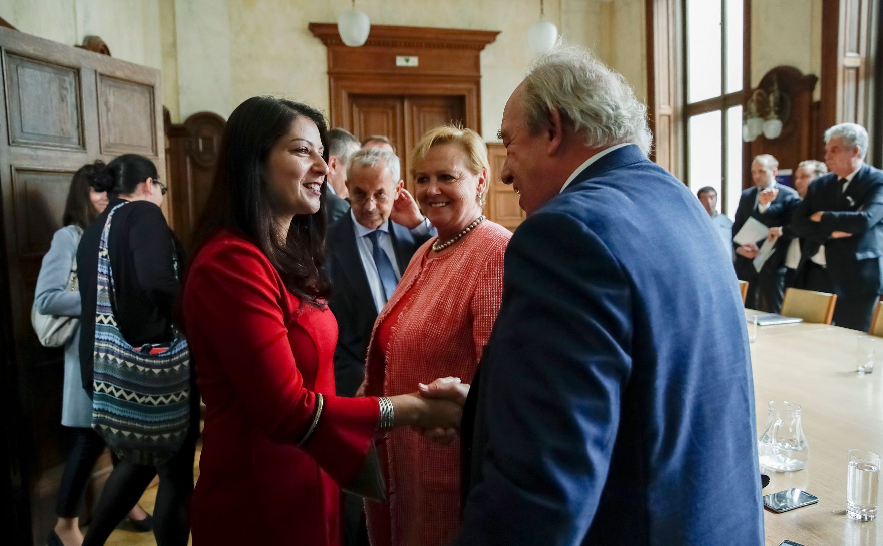 Am 26. September 2017 fand der Auftakt der Gehaltsverhandlungen &Ouml;ffentlicher Dienst in der Hohenstaufengasse statt. Im Bild Staatssekret&auml;rin Muna Duzdar (l.) mit Fritz Neugebauer (r.).