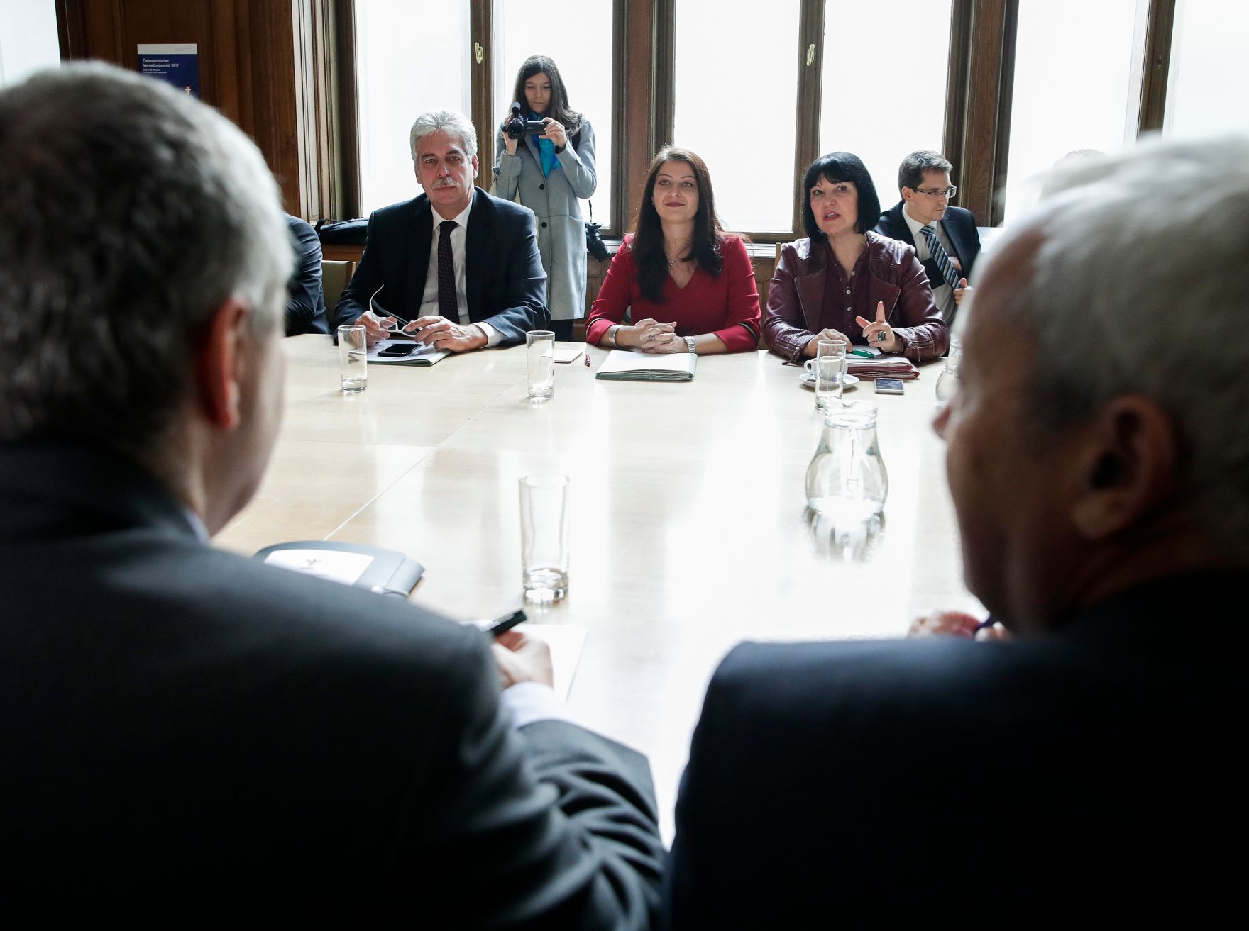Am 26. September 2017 fand der Auftakt der Gehaltsverhandlungen &Ouml;ffentlicher Dienst in der Hohenstaufengasse statt. Im Bild Staatssekret&auml;rin Muna Duzdar (m.) mit Finanzminister Hans J&ouml;rg Schelling (l.) und Sektionschefin Angelika Flatz (r.).