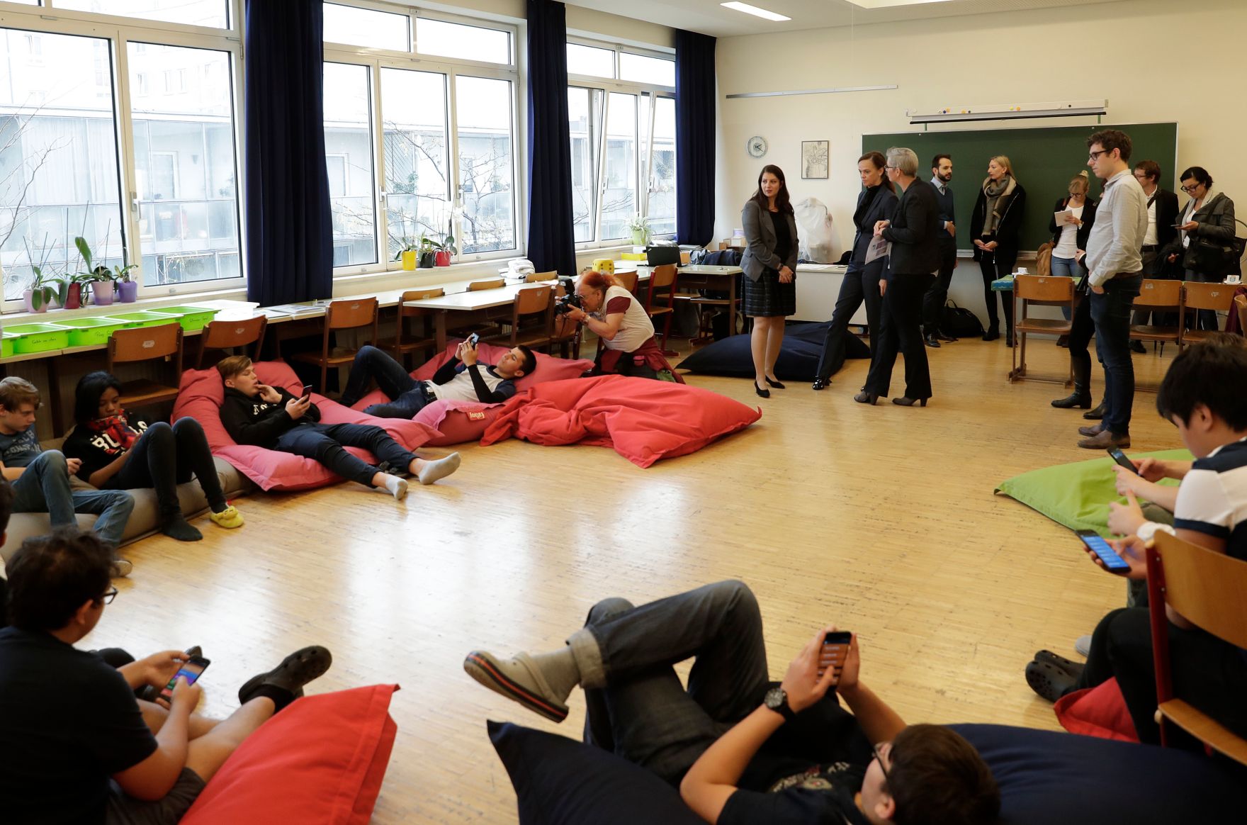 Am 3. Oktober 2017 besuchte Staatssekret&auml;rin Muna Duzdar (im Bild) gemeinsam mit Bundesministerin Sonja Hammerschmid das Projekt &quot;Coding for Kids - Mobiles Klassenzimmer&quot;.