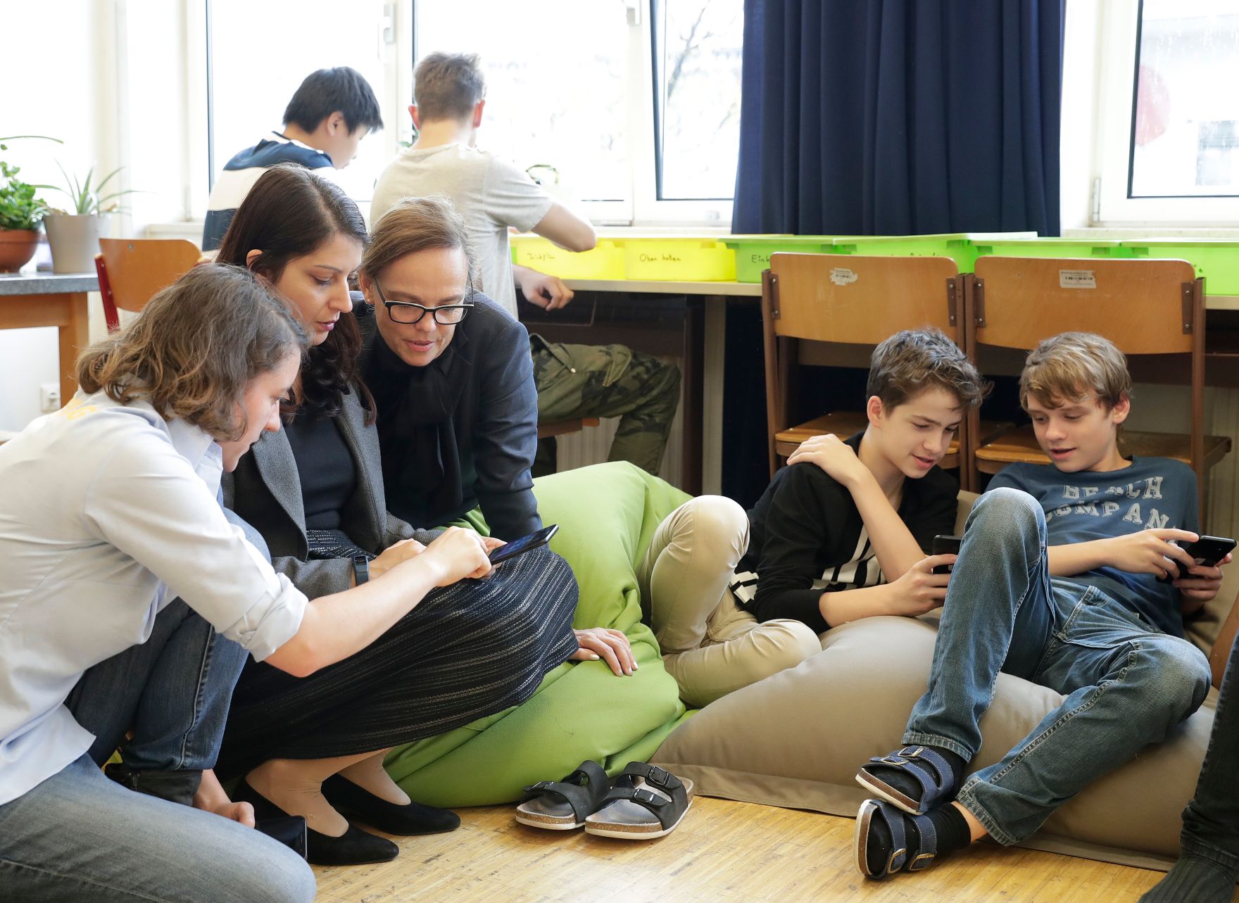 Am 3. Oktober 2017 besuchte Staatssekret&auml;rin Muna Duzdar (im Bild) gemeinsam mit Bundesministerin Sonja Hammerschmid das Projekt &quot;Coding for Kids - Mobiles Klassenzimmer&quot;.