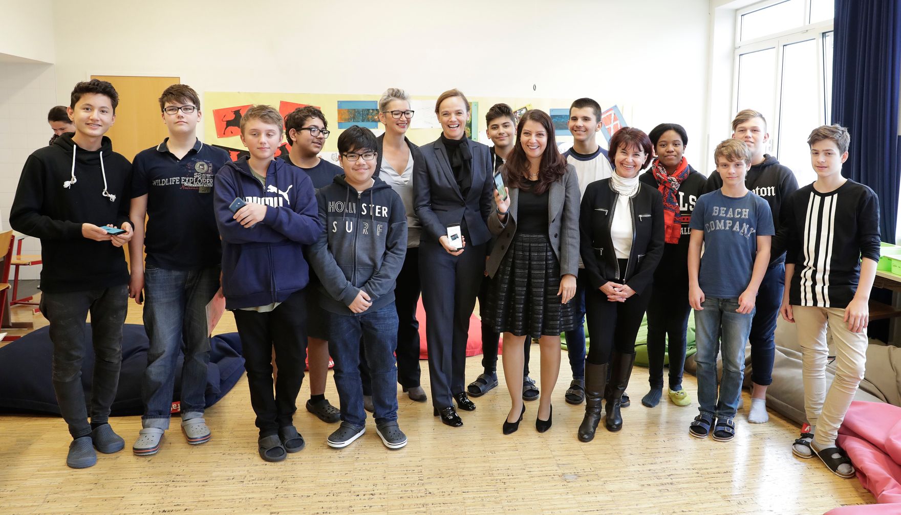 Am 3. Oktober 2017 besuchte Staatssekret&auml;rin Muna Duzdar (im Bild) gemeinsam mit Bundesministerin Sonja Hammerschmid das Projekt &quot;Coding for Kids - Mobiles Klassenzimmer&quot;.