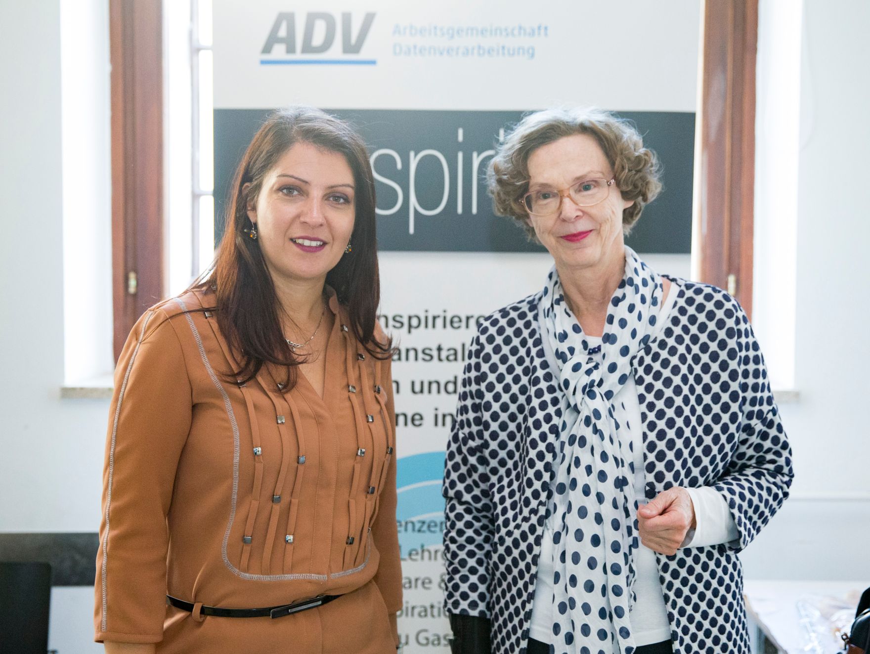 Am 5. Oktober 2017 hielt Staatssekret&auml;rin Muna Duzdar (l.) ein Impulsreferat beim Start-Up Event "ADV onstage &ndash; Reverse Pitching" der Arbeitsgemeinschaft Datenverarbeitung. Im Bild mit Jutta Zemanek (r.), Direktorin der HTL Spengergasse.