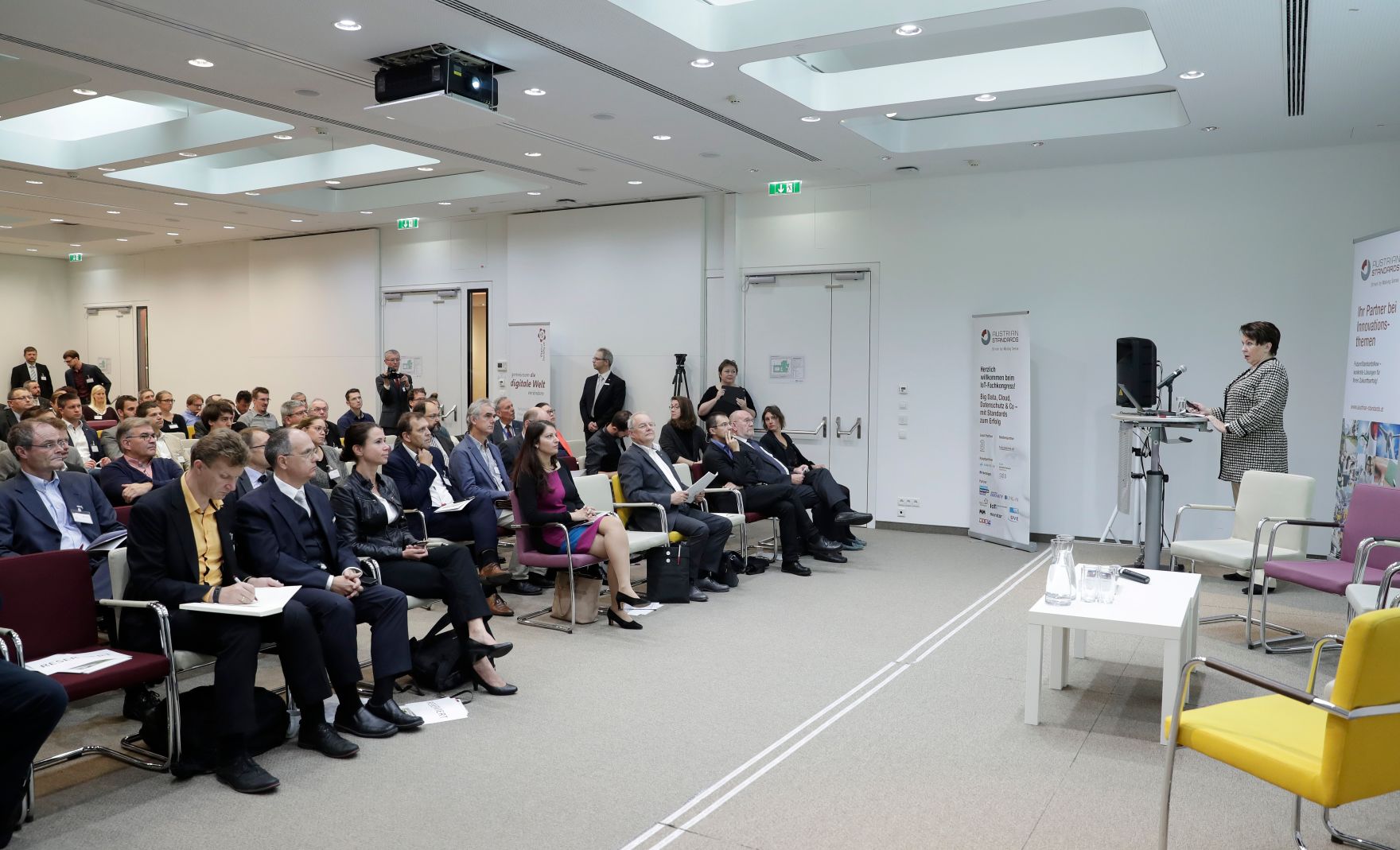 Am 18. Oktober 2017 er&ouml;ffnete Staatssekret&auml;rin Muna Duzdar den IoT- Fachkongress 2017: &bdquo;Big Data, Cloud, Datenschutz &amp; Co &ndash; mit Standards zum Erfolg&ldquo;.