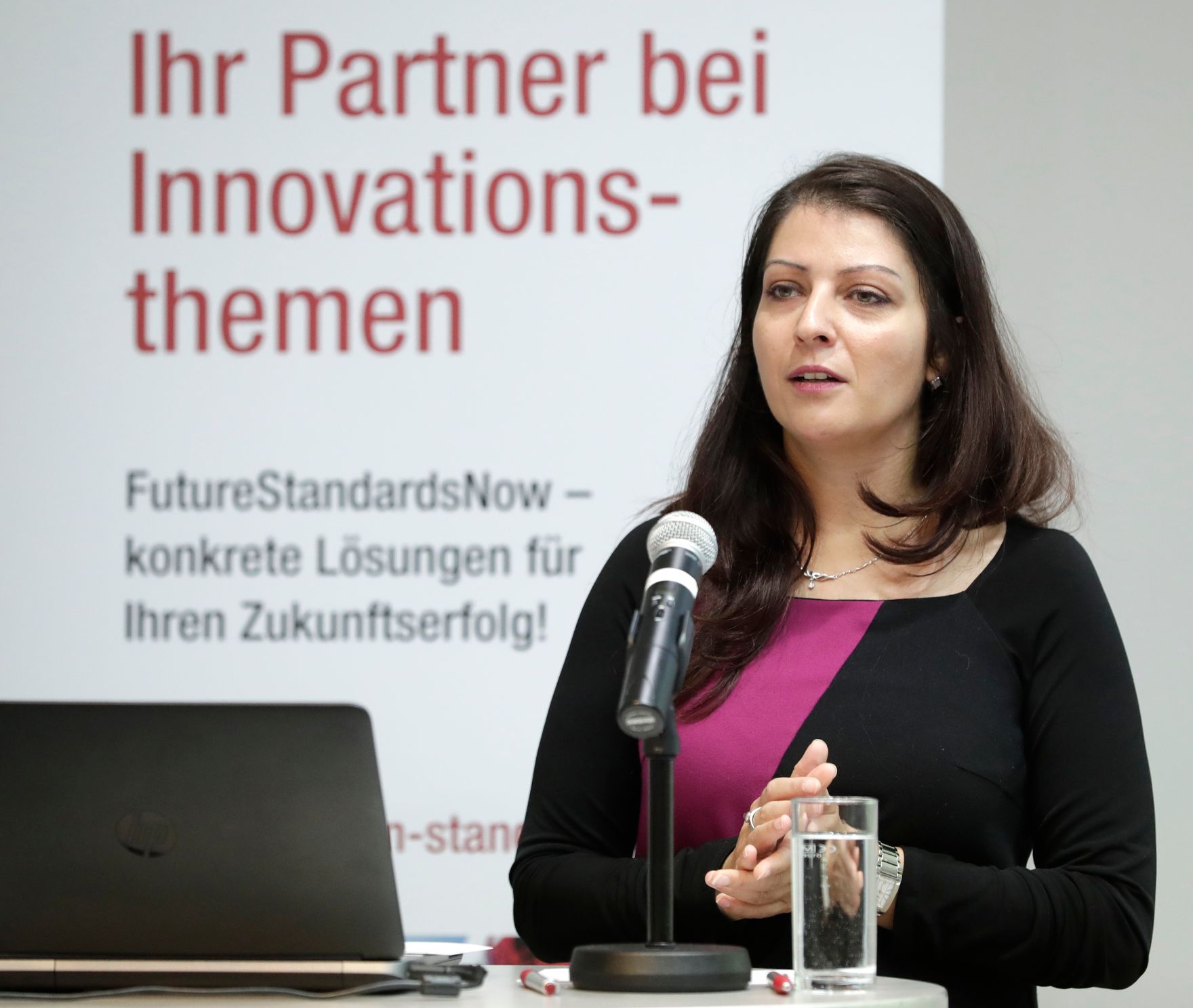 Am 18. Oktober 2017 er&ouml;ffnete Staatssekret&auml;rin Muna Duzdar (im Bild) den IoT- Fachkongress 2017: &bdquo;Big Data, Cloud, Datenschutz &amp; Co &ndash; mit Standards zum Erfolg&ldquo;.