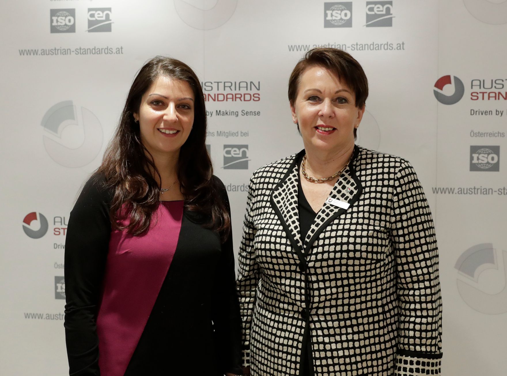 Am 18. Oktober 2017 er&ouml;ffnete Staatssekret&auml;rin Muna Duzdar (l.) den IoT- Fachkongress 2017: &bdquo;Big Data, Cloud, Datenschutz &amp; Co &ndash; mit Standards zum Erfolg&ldquo;. Im Bild mit der Direktorin von Austrian Standards Elisabeth Stampfl-Blaha (r.).