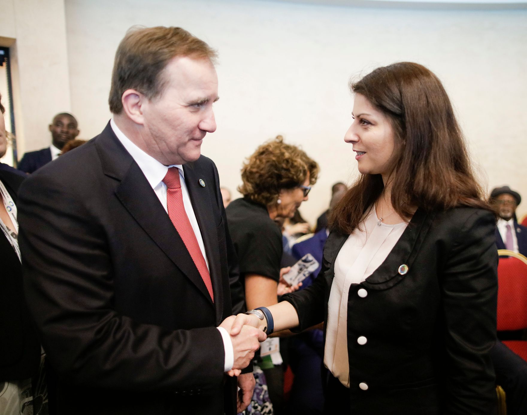 Am 29. November 2017 nahm Staatssekret&auml;rin Muna Duzdar (r.) am EU-Afrika Gipfel teil. Im Bild mit dem schwedischen Premierminister Stefan L&ouml;fven (l.).