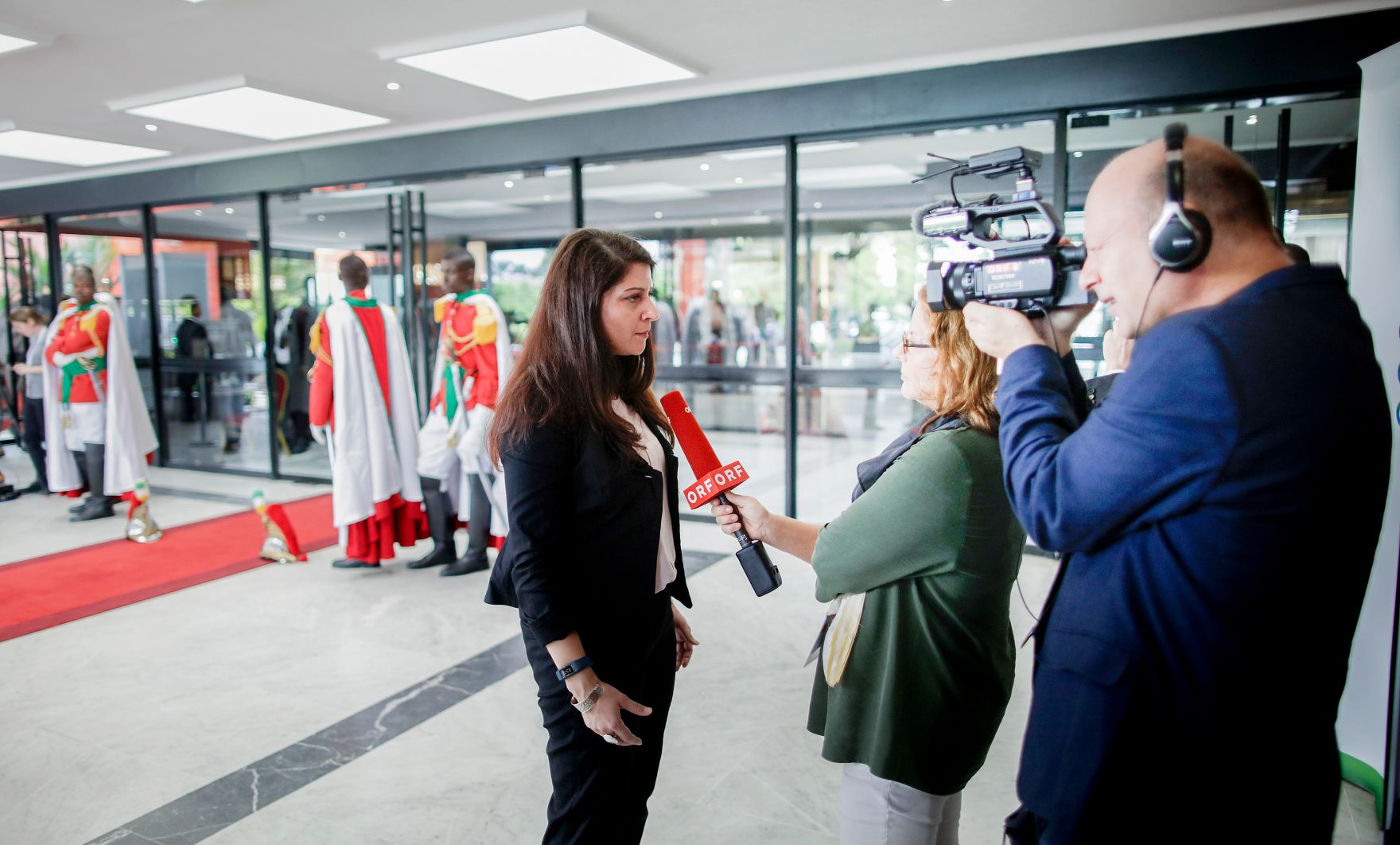 Am 29. November 2017 nahm Staatssekret&auml;rin Muna Duzdar (l.) am EU-Afrika Gipfel teil. Im Bild bei einem Interview mit dem ORF.