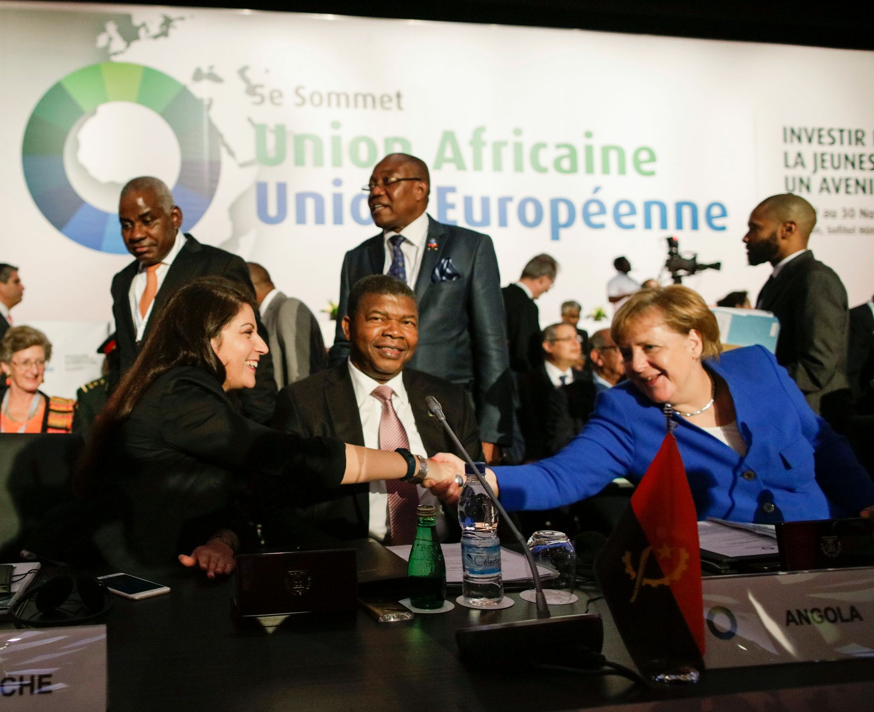 Am 29. November 2017 nahm Staatssekret&auml;rin Muna Duzdar (l.) am EU-Afrika Gipfel teil. Im Bild mit der deutschen Bundeskanzlerin Angela Merkel (r.) und dem Pr&auml;sidenten von Angola Jo&atilde;o Louren&ccedil;o (m.).