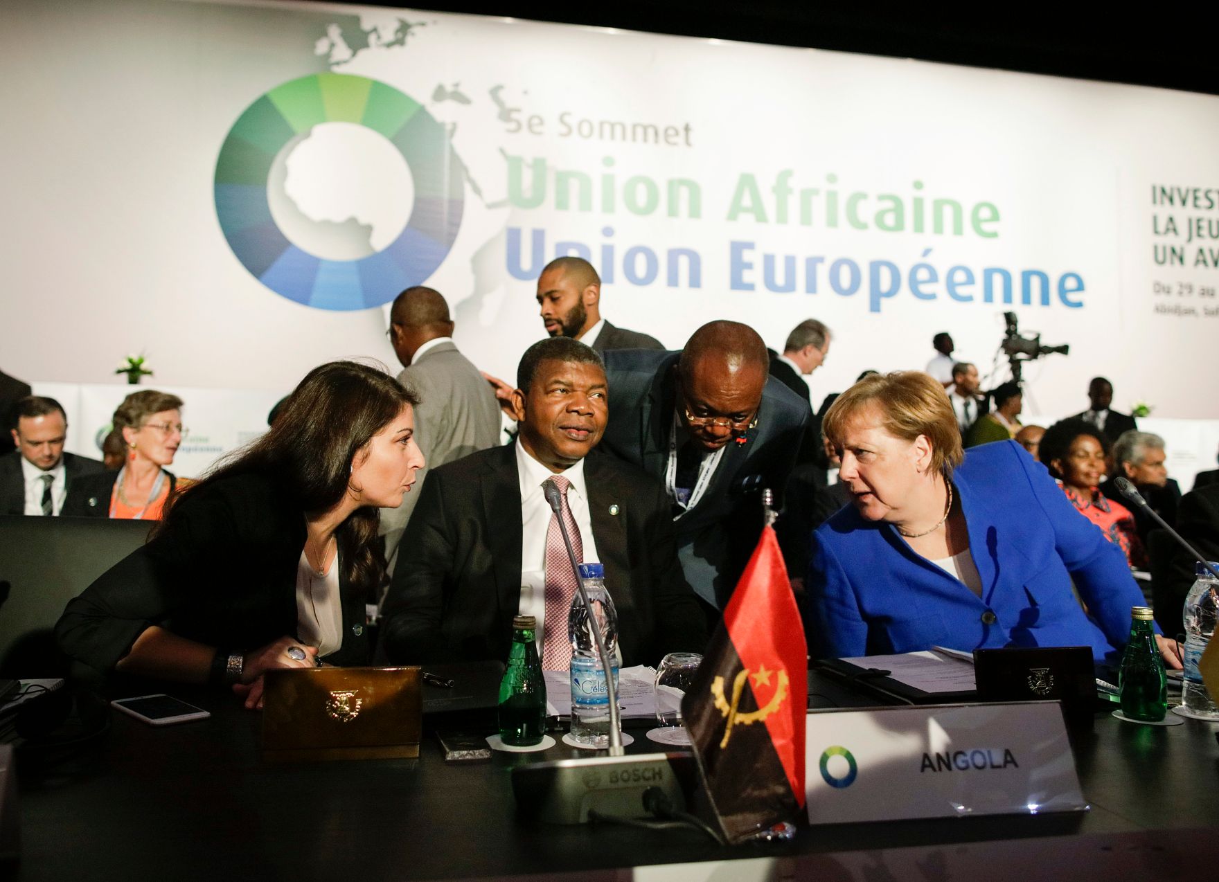 Am 29. November 2017 nahm Staatssekret&auml;rin Muna Duzdar (l.) am EU-Afrika Gipfel teil. Im Bild mit der deutschen Bundeskanzlerin Angela Merkel (r.) und dem Pr&auml;sidenten von Angola Jo&atilde;o Louren&ccedil;o (m.).