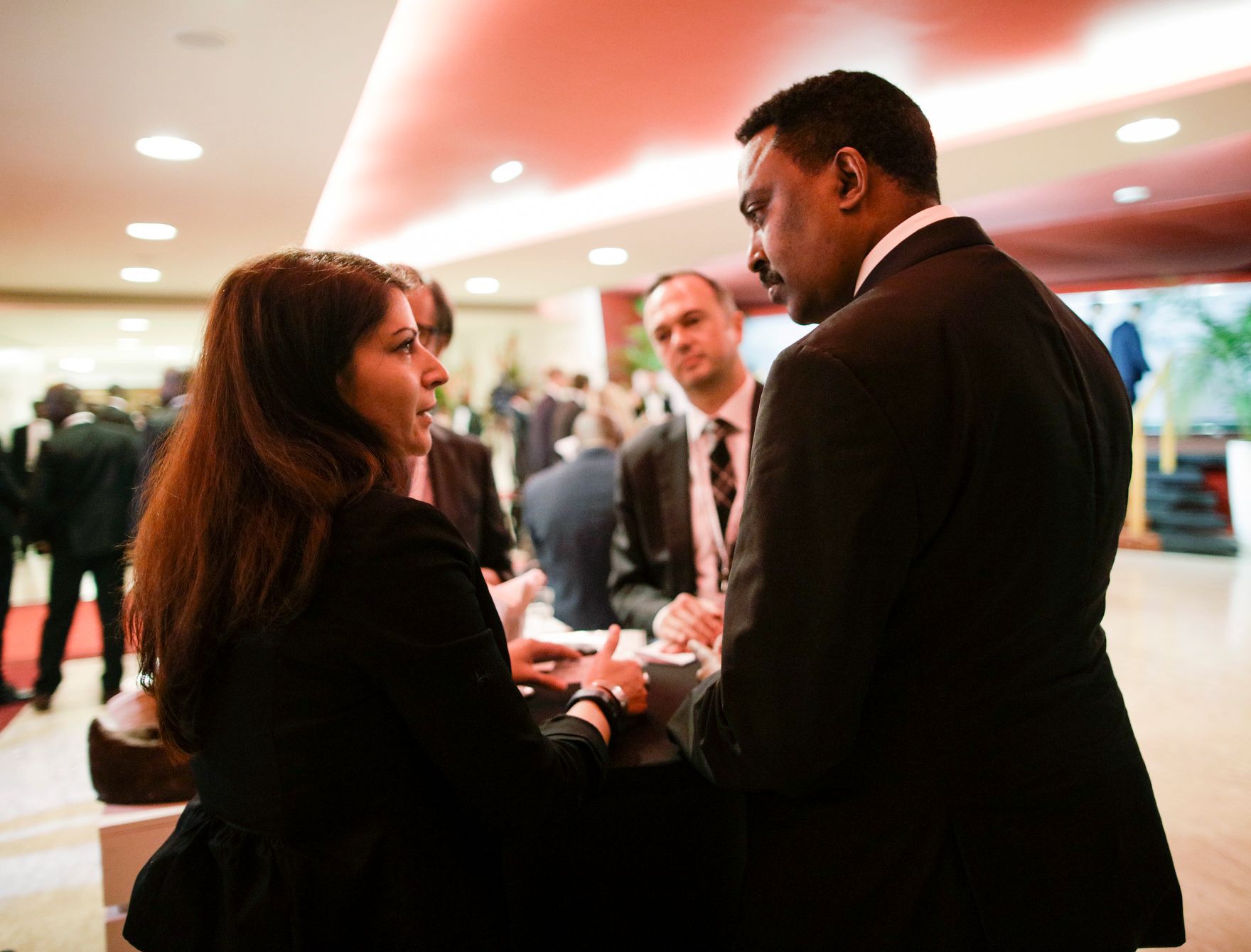 Am 29. November 2017 nahm Staatssekret&auml;rin Muna Duzdar (l.) am EU-Afrika Gipfel teil. Im Bild mit dem Au&szlig;enminister von &Auml;thiopien Gebeyehu Workneh (r.).