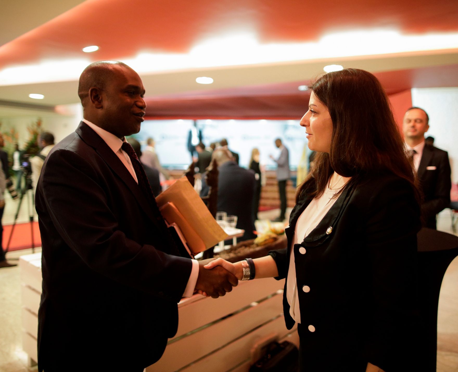 Am 29. November 2017 nahm Staatssekret&auml;rin Muna Duzdar (r.) am EU-Afrika Gipfel teil. Im Bild mit dem Premierminister von Burkina Faso Paul Thieba (l.).