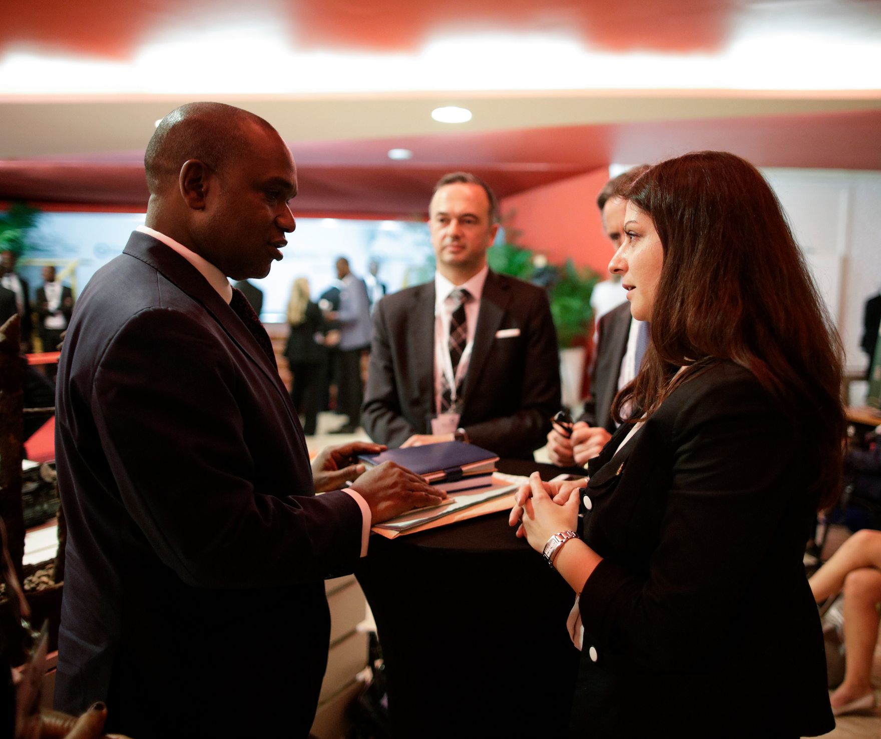 Am 29. November 2017 nahm Staatssekret&auml;rin Muna Duzdar (r.) am EU-Afrika Gipfel teil. Im Bild mit dem Premierminister von Burkina Faso Paul Thieba (l.).