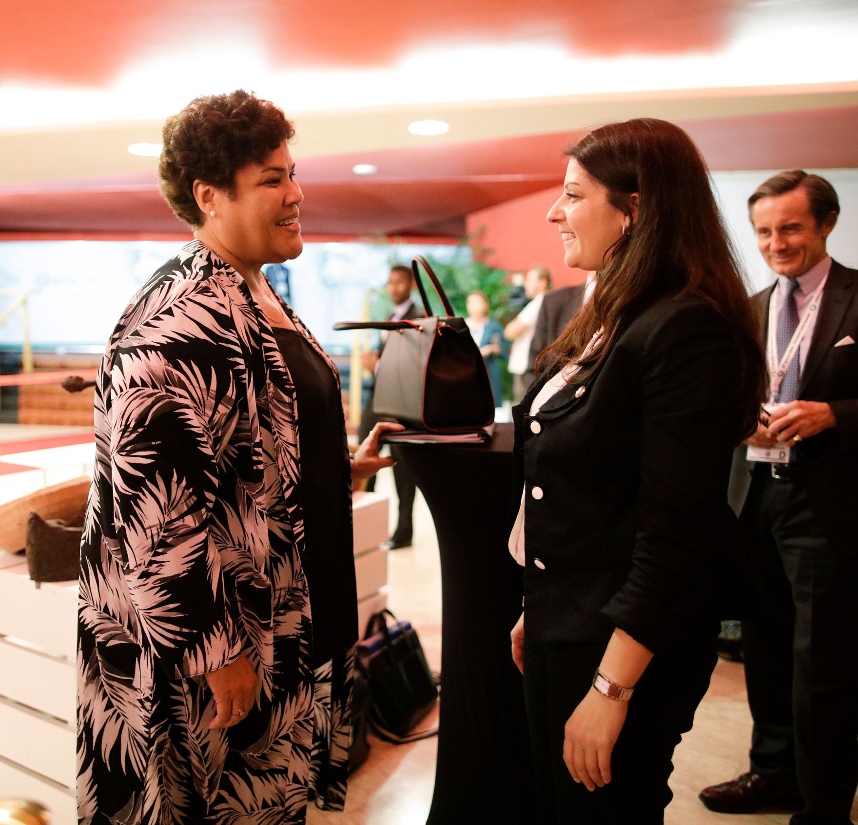 Am 29. November 2017 nahm Staatssekret&auml;rin Muna Duzdar (r.) am EU-Afrika Gipfel teil. Im Bild mit der Jugendministerin aus Mosambik Nyeleti Mondlane (l.).