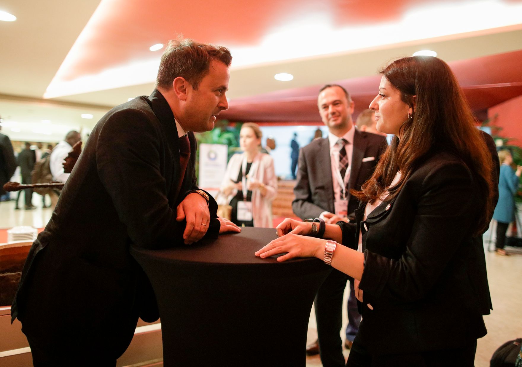 Am 29. November 2017 nahm Staatssekret&auml;rin Muna Duzdar (r.) am EU-Afrika Gipfel teil. Im Bild mit dem luxenburger Premierminister Xavier Bettel (l.).