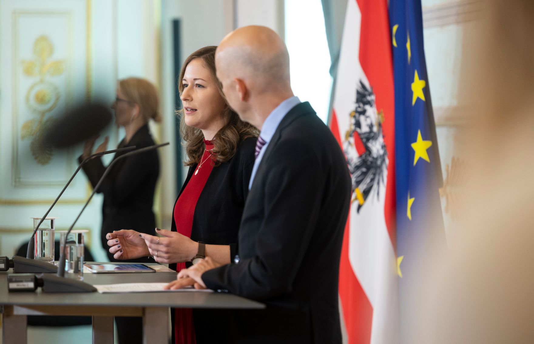 Am 1. Juni 2022 nahmen Staatssekret&auml;rin Claudia Plakolm (l.) und Bundesminister Martin Kocher (r.) am Pressefoyer nach dem Ministerrat teil.