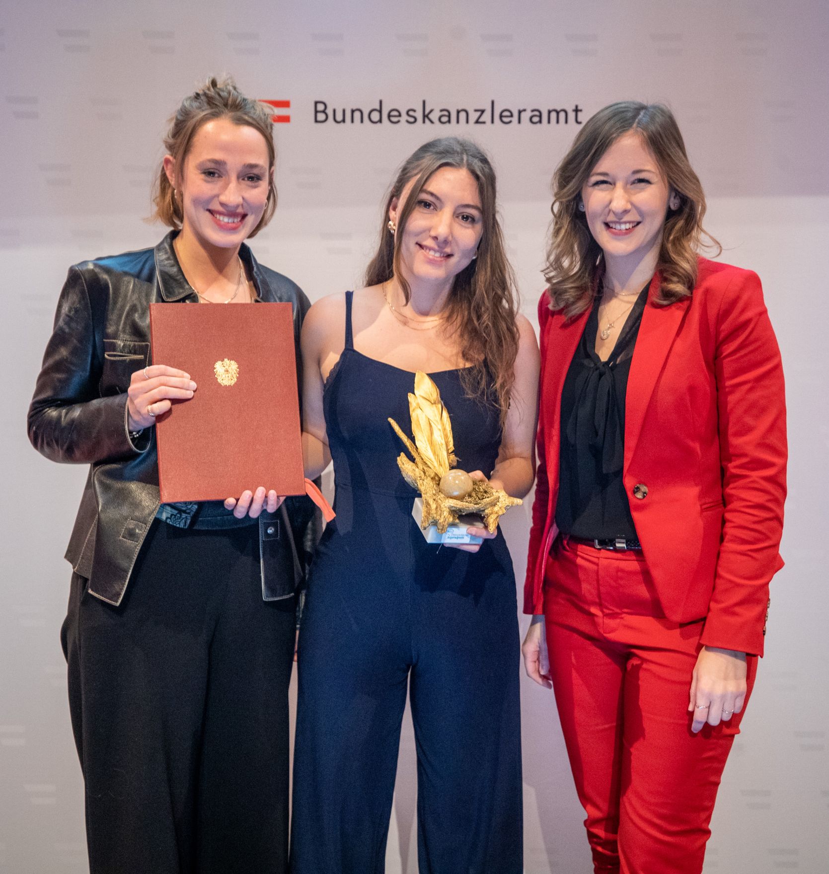 Am 1. Dezember 2022 &uuml;berreichte Staatssekret&auml;rin Claudia Plakolm den &Ouml;sterreichischen Jugendpreis 2022.