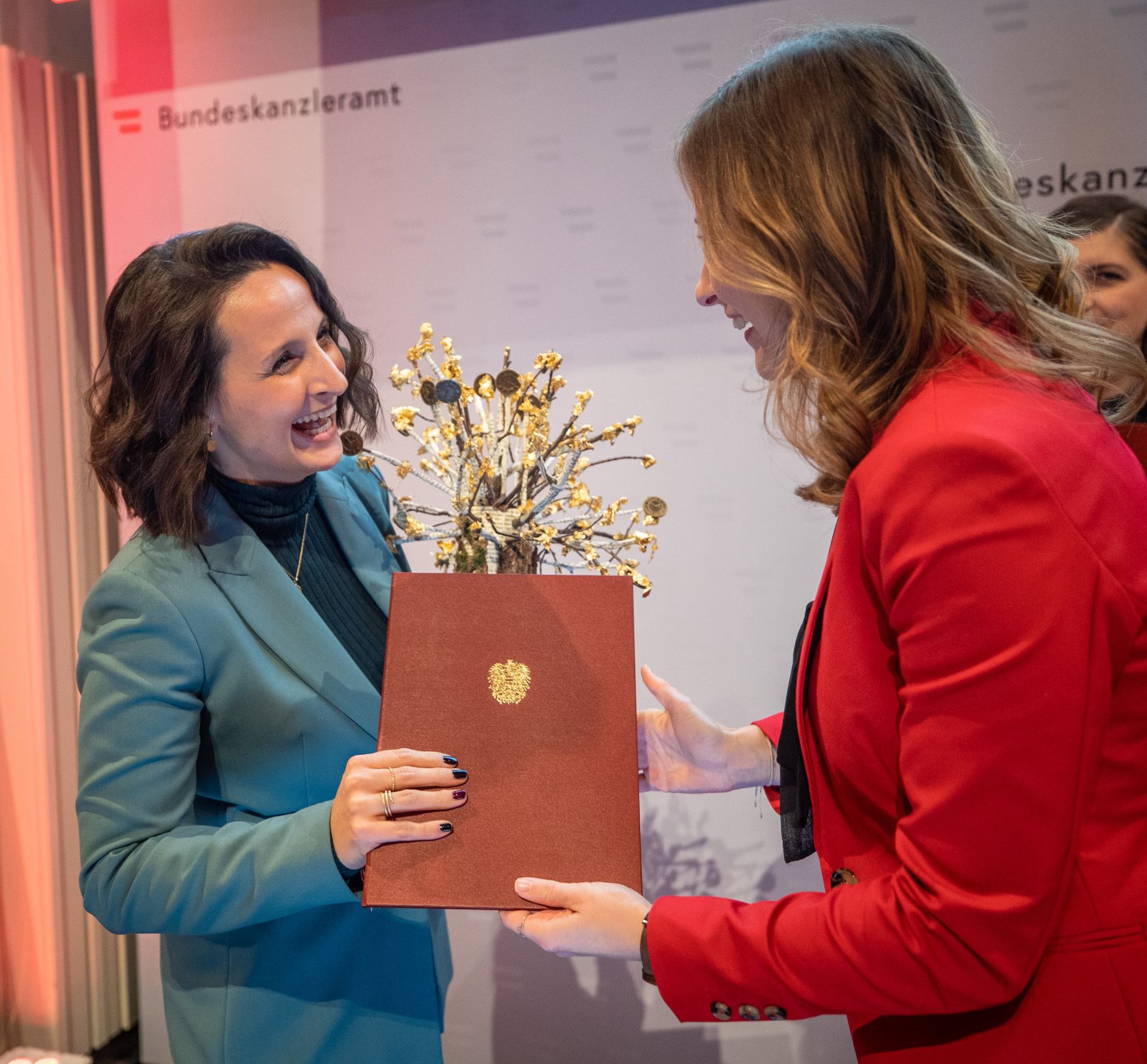 Am 1. Dezember 2022 &uuml;berreichte Staatssekret&auml;rin Claudia Plakolm den &Ouml;sterreichischen Jugendpreis 2022.