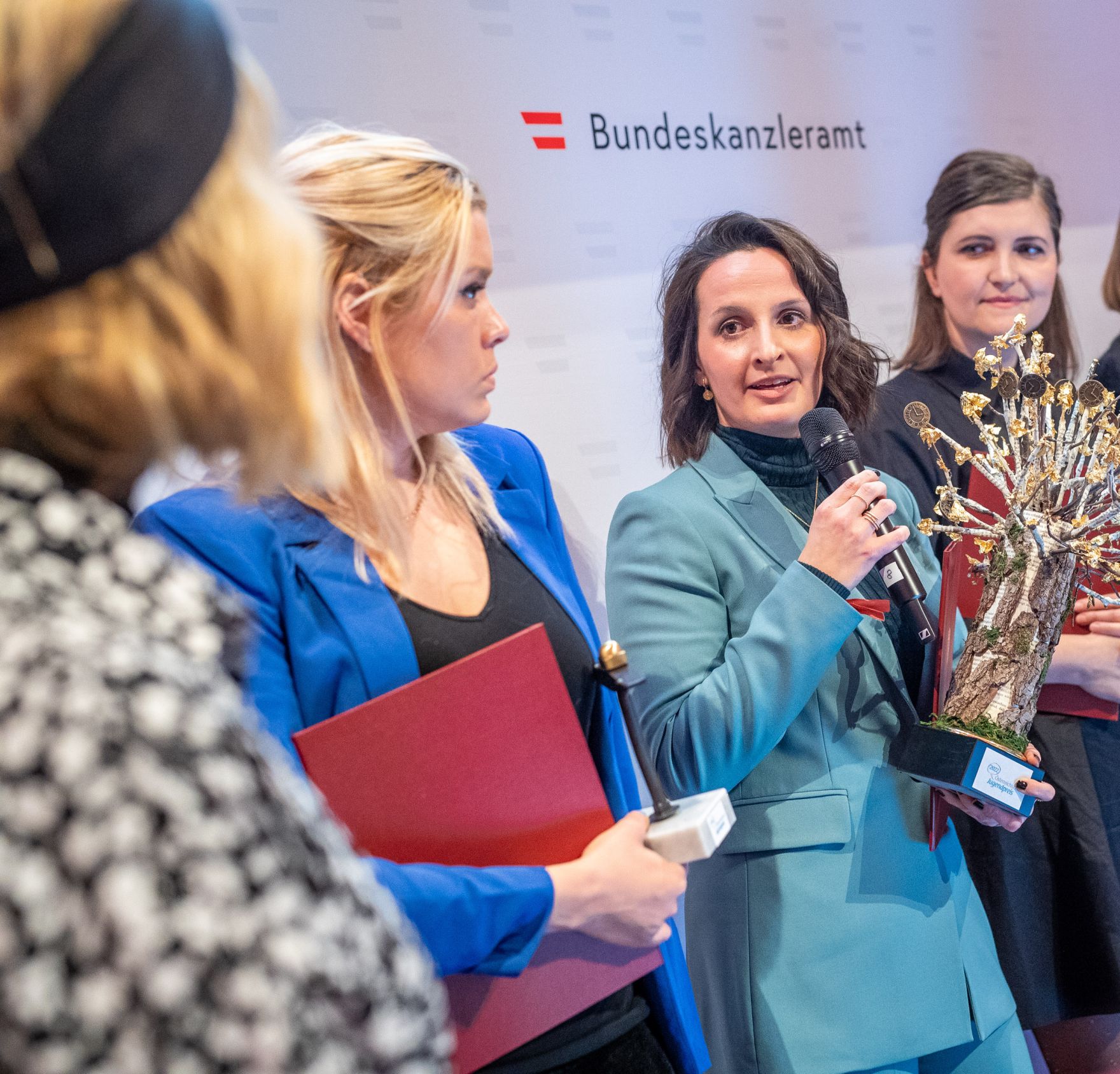 Am 1. Dezember 2022 &uuml;berreichte Staatssekret&auml;rin Claudia Plakolm den &Ouml;sterreichischen Jugendpreis 2022.