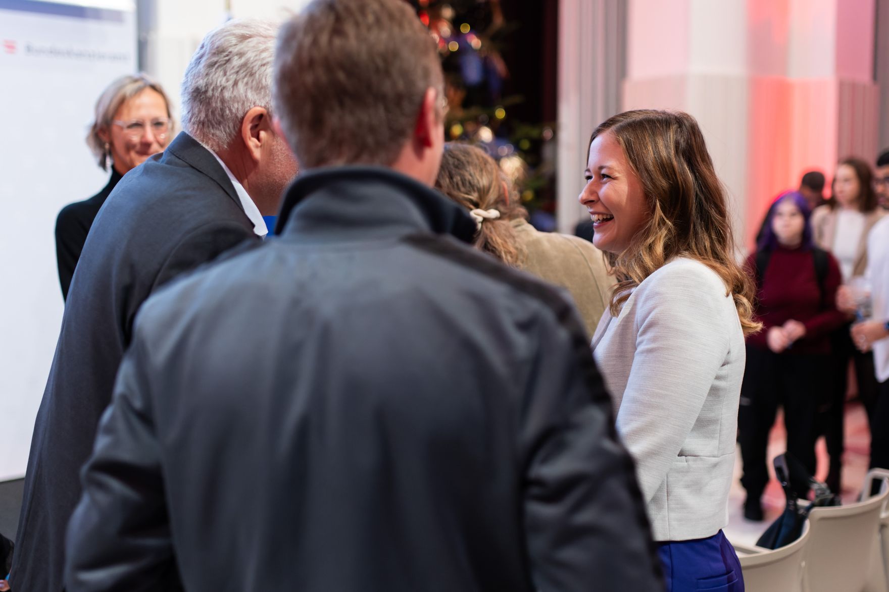 Am 28. November 2023 &uuml;berreichte Staatssekret&auml;rin Claudia Plakolm (r.) den &Ouml;sterreichischen Jugendpreis 2023.