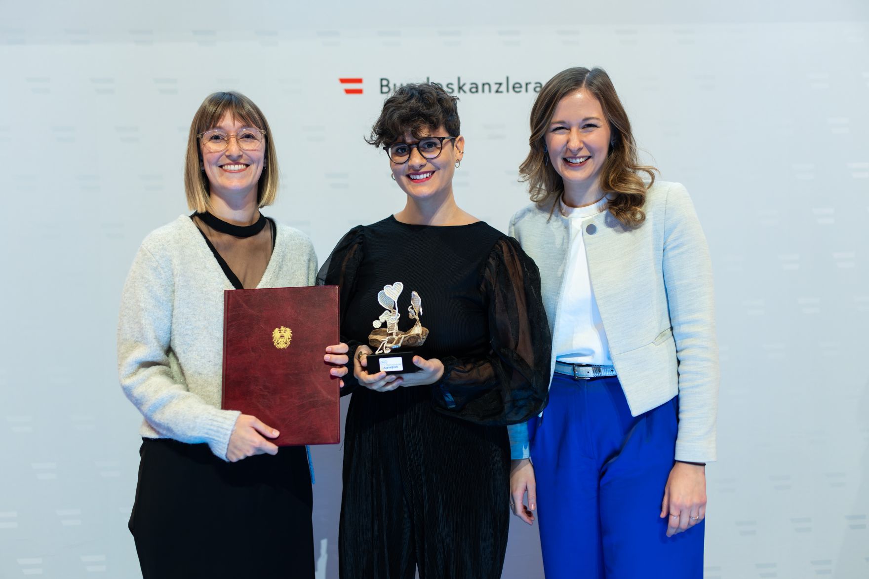 Am 28. November 2023 &uuml;berreichte Staatssekret&auml;rin Claudia Plakolm (r.) den &Ouml;sterreichischen Jugendpreis 2023.