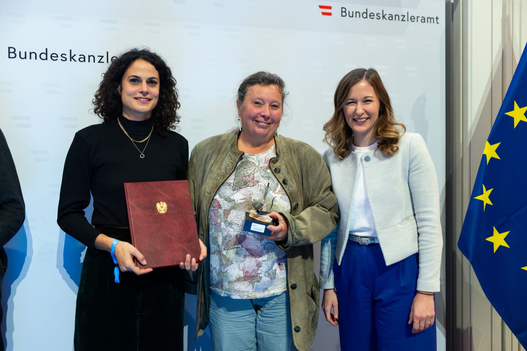 Am 28. November 2023 &uuml;berreichte Staatssekret&auml;rin Claudia Plakolm (r.) den &Ouml;sterreichischen Jugendpreis 2023.