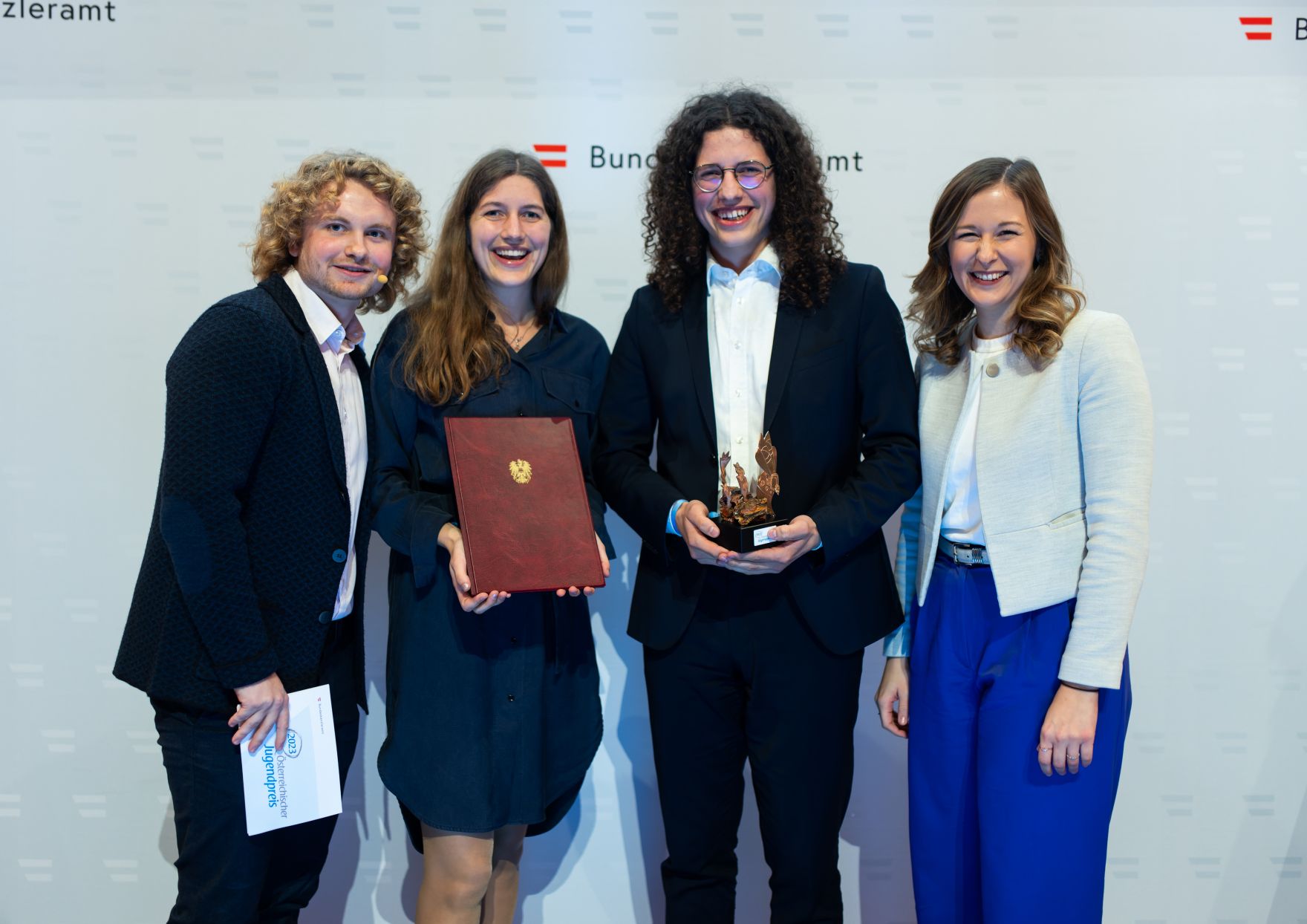 Am 28. November 2023 &uuml;berreichte Staatssekret&auml;rin Claudia Plakolm (r.) den &Ouml;sterreichischen Jugendpreis 2023.