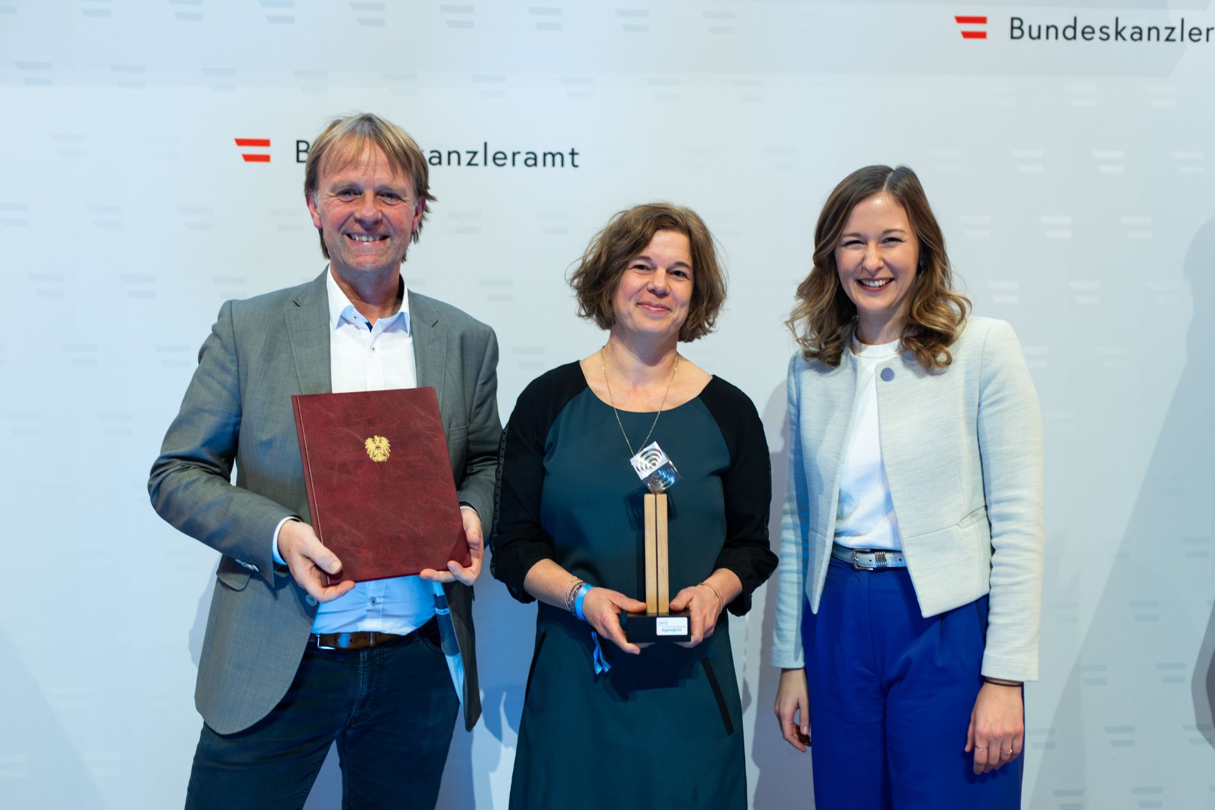 Am 28. November 2023 &uuml;berreichte Staatssekret&auml;rin Claudia Plakolm (r.) den &Ouml;sterreichischen Jugendpreis 2023.