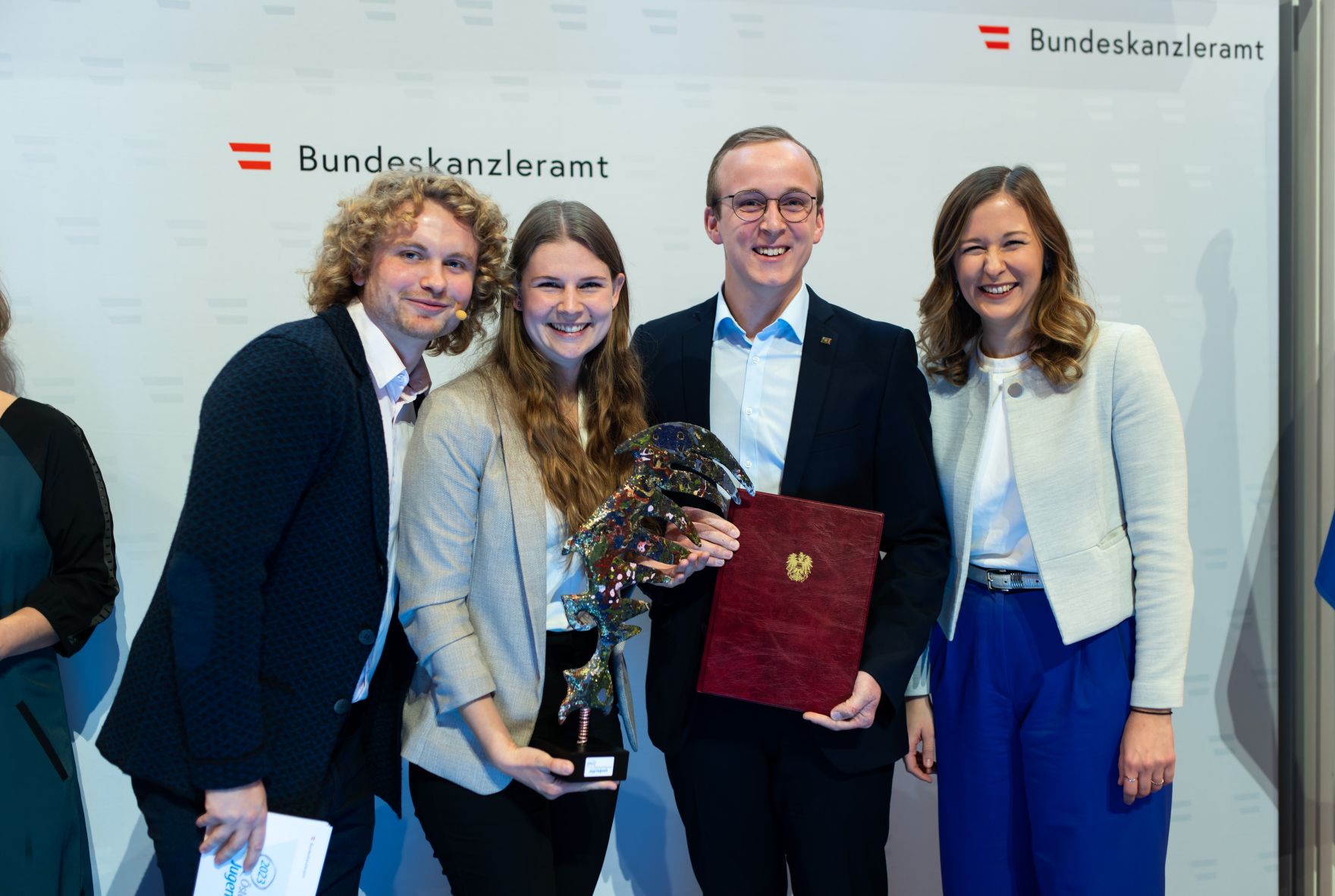 Am 28. November 2023 &uuml;berreichte Staatssekret&auml;rin Claudia Plakolm (r.) den &Ouml;sterreichischen Jugendpreis 2023.