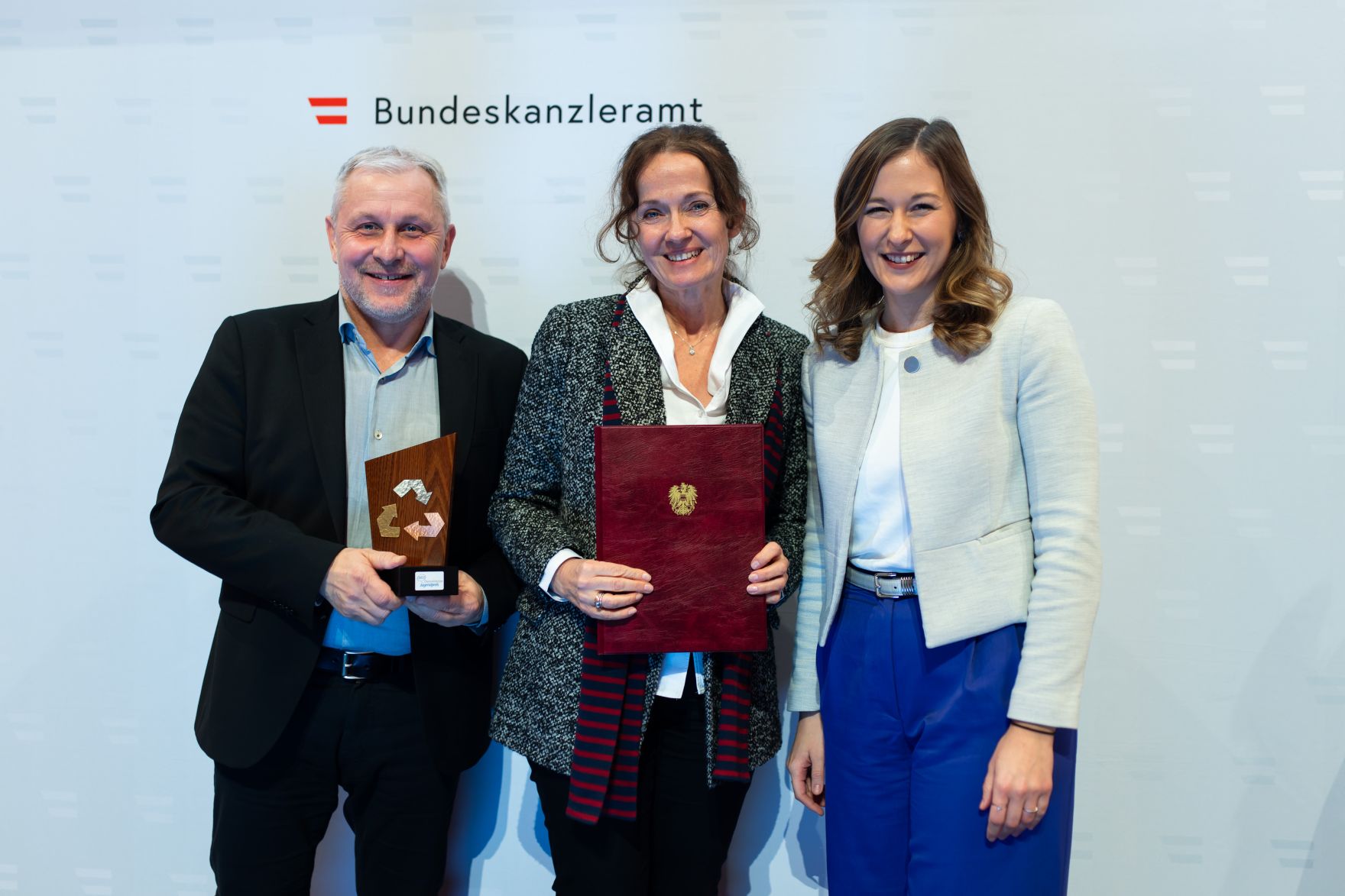 Am 28. November 2023 &uuml;berreichte Staatssekret&auml;rin Claudia Plakolm (r.) den &Ouml;sterreichischen Jugendpreis 2023.