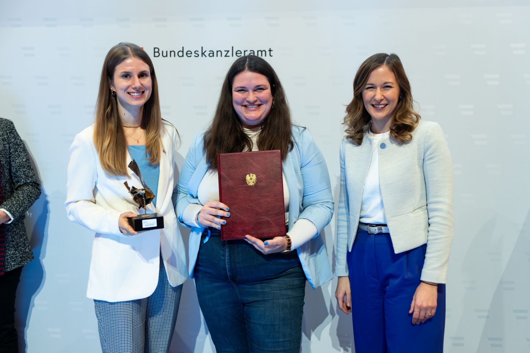 Am 28. November 2023 &uuml;berreichte Staatssekret&auml;rin Claudia Plakolm (r.) den &Ouml;sterreichischen Jugendpreis 2023.