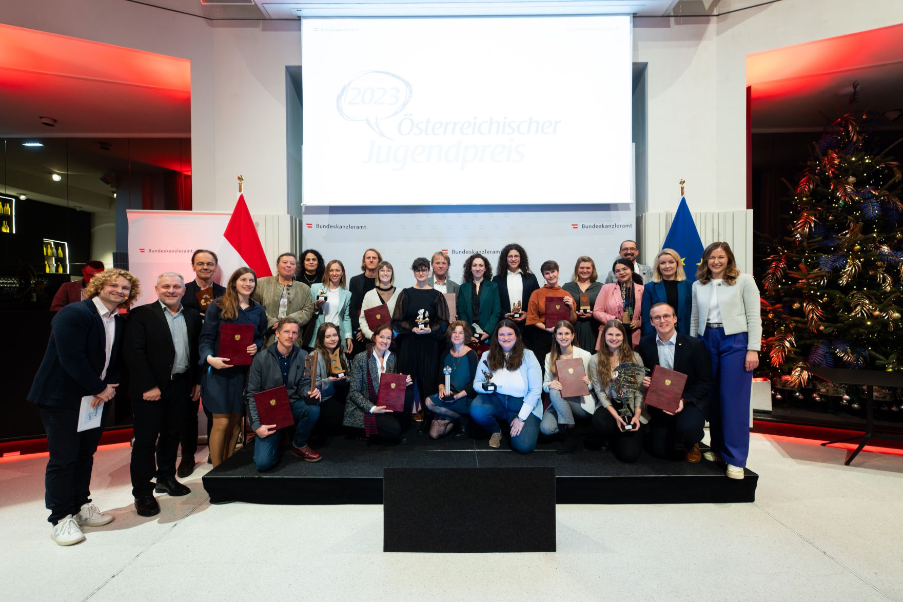 Am 28. November 2023 &uuml;berreichte Staatssekret&auml;rin Claudia Plakolm (r.) den &Ouml;sterreichischen Jugendpreis 2023.