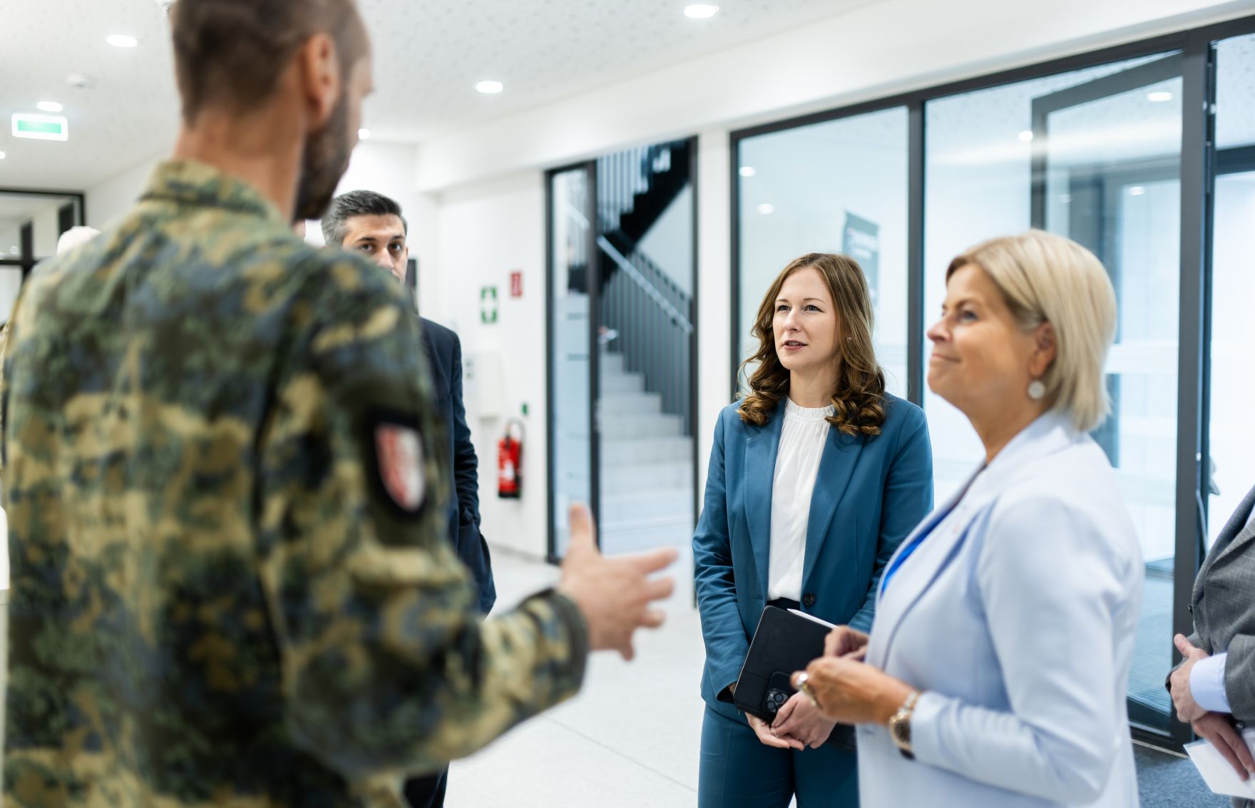 Am 12. Juni 2024 er&ouml;ffnete Staatssekret&auml;rin Claudia Plakolm (m.) gemeinsam mit Bundesministerin Klaudia Tanner (r.) die neue Stellungsstra&szlig;e f&uuml;r Wien und Burgenland.