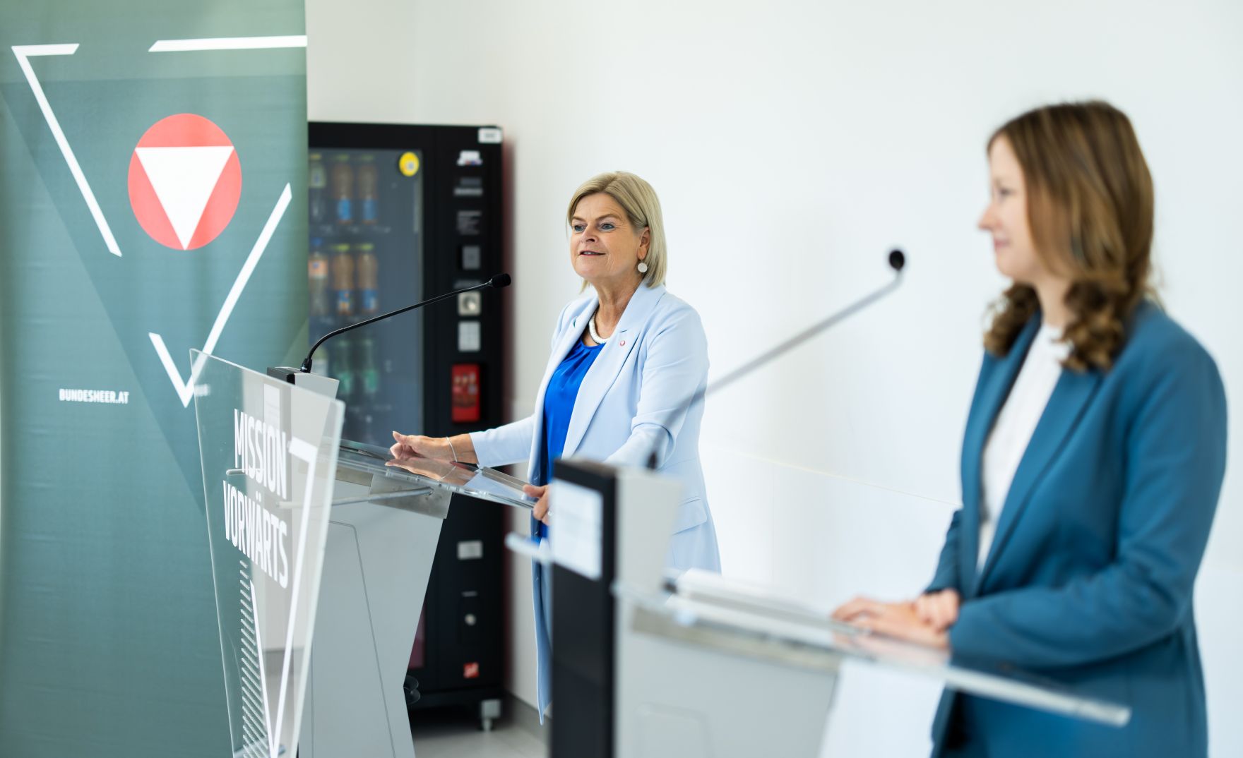 Am 12. Juni 2024 er&ouml;ffnete Staatssekret&auml;rin Claudia Plakolm (r.) gemeinsam mit Bundesministerin Klaudia Tanner (l.) die neue Stellungsstra&szlig;e f&uuml;r Wien und Burgenland.