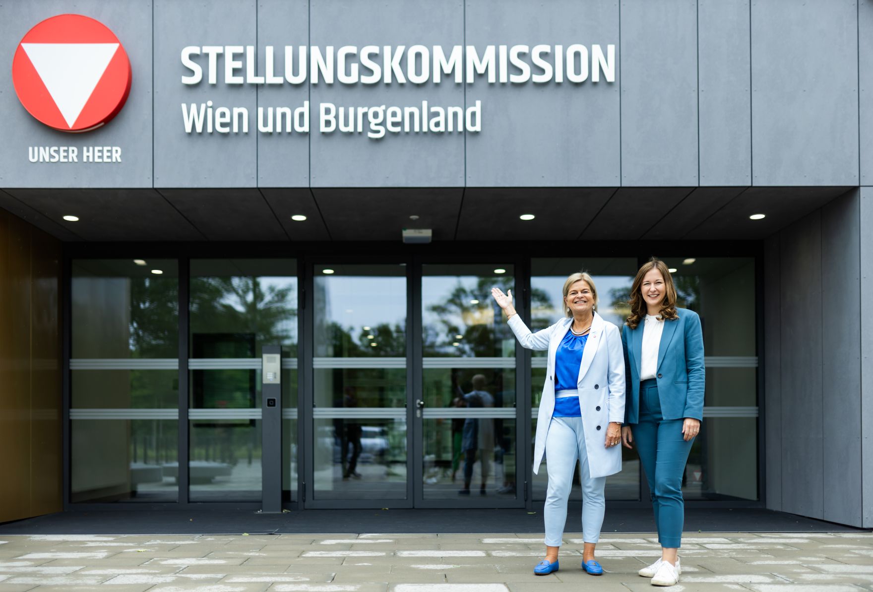 Am 12. Juni 2024 er&ouml;ffnete Staatssekret&auml;rin Claudia Plakolm (r.) gemeinsam mit Bundesministerin Klaudia Tanner (l.) die neue Stellungsstra&szlig;e f&uuml;r Wien und Burgenland.