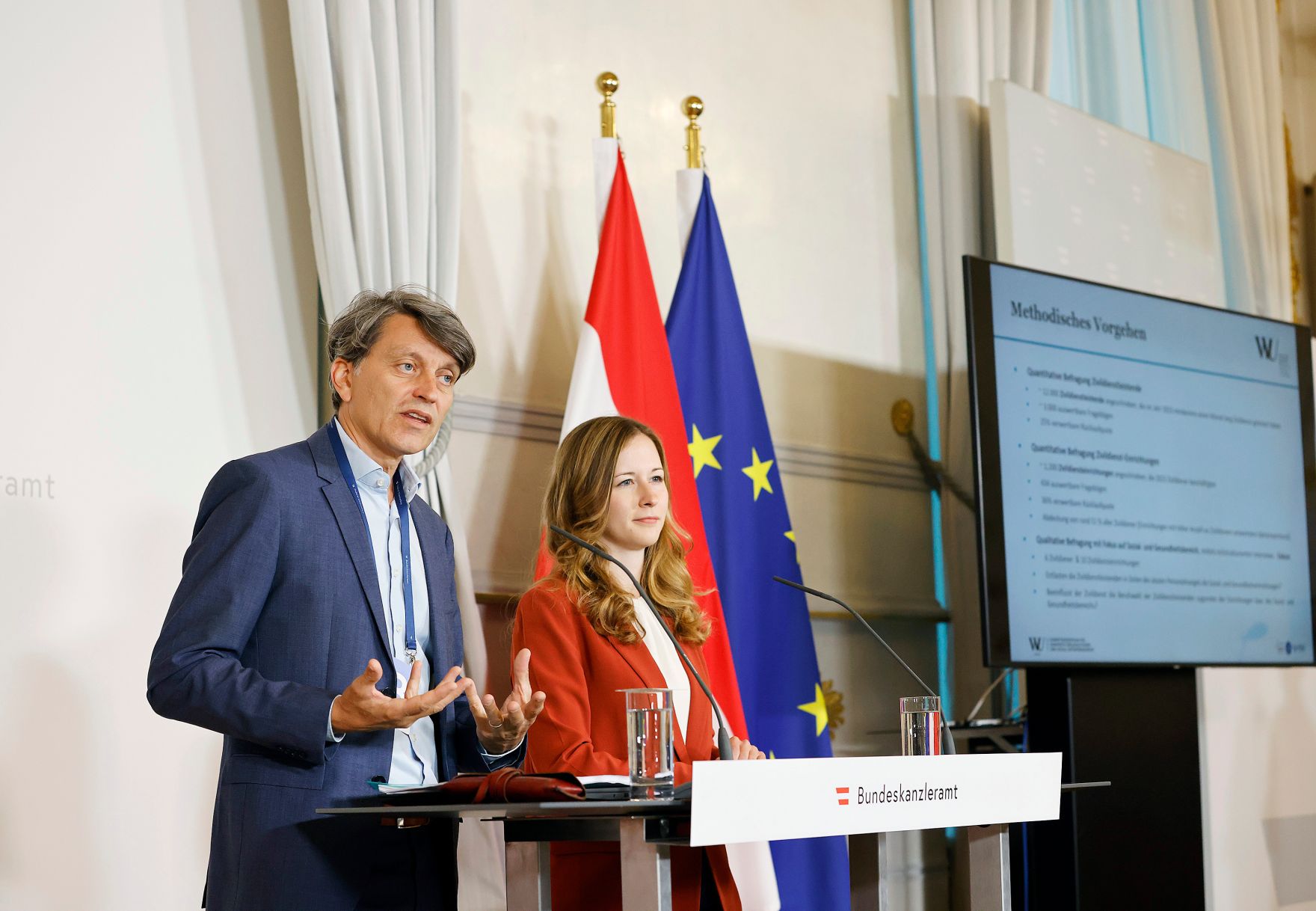 Am 21. August 2024 gab Staatssekret&auml;rin Claudia Plakolm (r.) gemeinsam mit Christian Gr&uuml;nhaus (l.), dem wissenschaftlichen Leiter des Kompetenzzentrums f&uuml;r Nonprofit Organisationen der Wirtschaftsuniversit&auml;t Wien eine Pressekonferenz anl&auml;sslich der Pr&auml;sentation einer Studie zum &ouml;konomischen Nutzen des Zivildienstes ins Bundeskanzleramt.