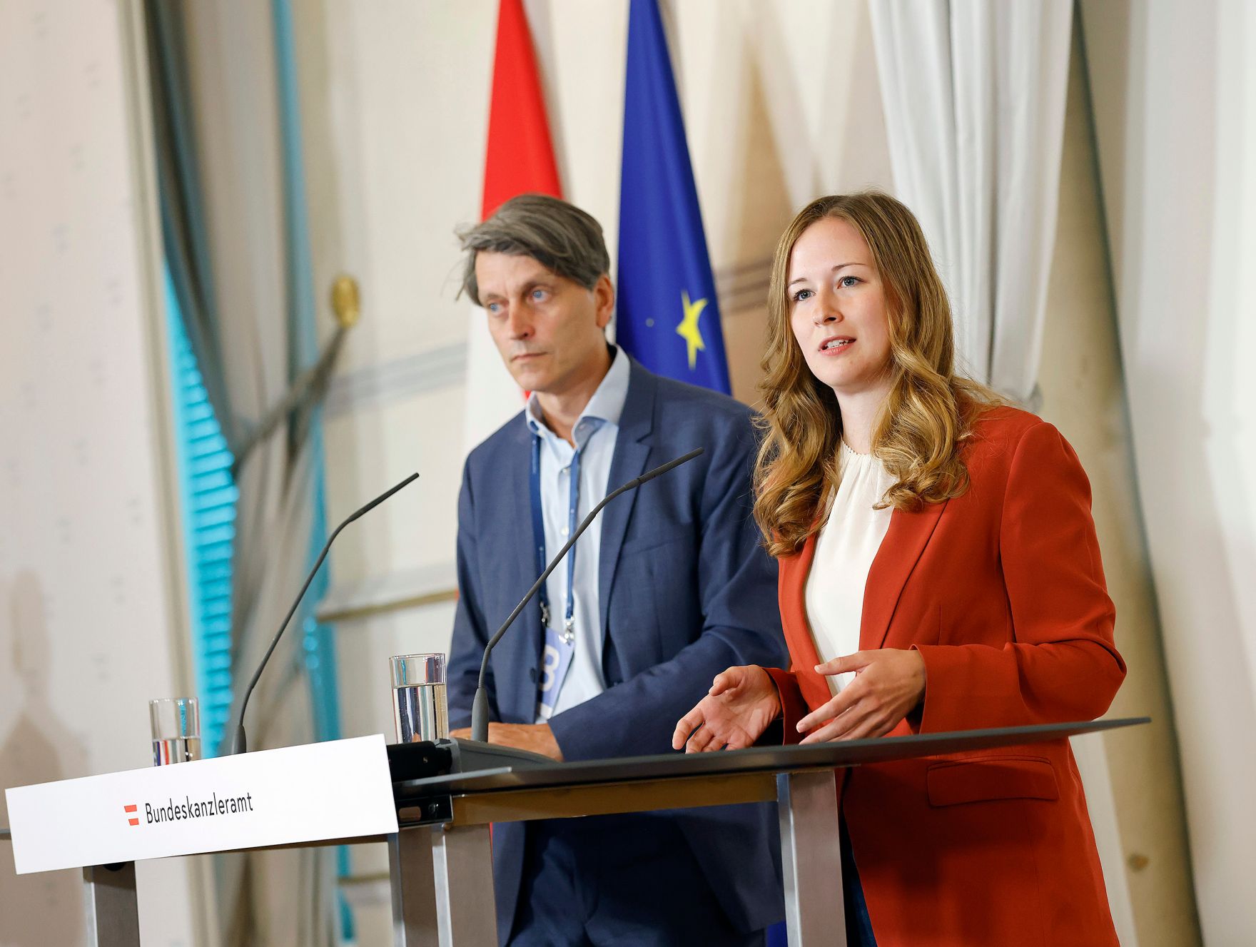 Am 21. August 2024 gab Staatssekret&auml;rin Claudia Plakolm (r.) gemeinsam mit Christian Gr&uuml;nhaus (l.), dem wissenschaftlichen Leiter des Kompetenzzentrums f&uuml;r Nonprofit Organisationen der Wirtschaftsuniversit&auml;t Wien eine Pressekonferenz anl&auml;sslich der Pr&auml;sentation einer Studie zum &ouml;konomischen Nutzen des Zivildienstes ins Bundeskanzleramt.